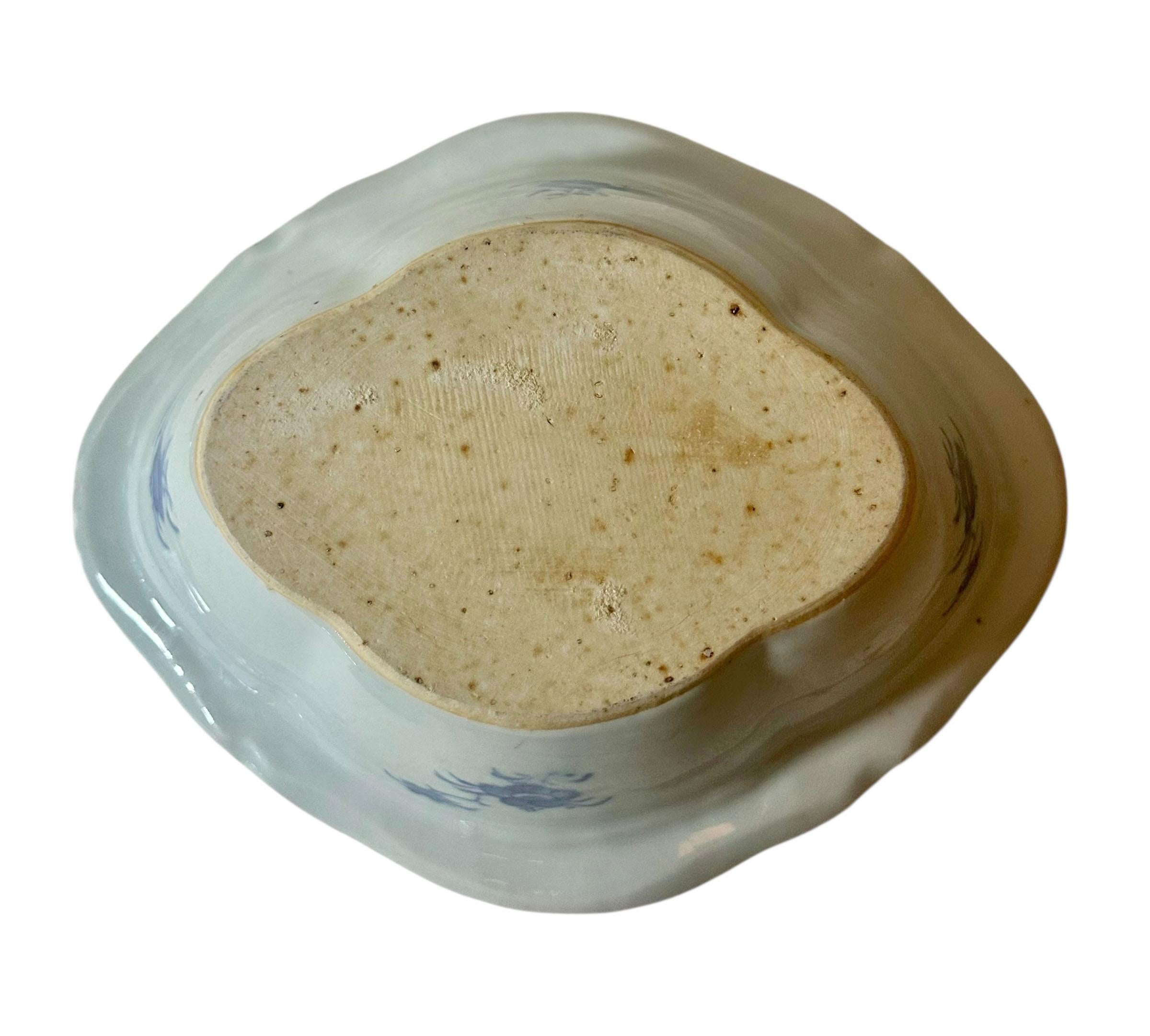 Grand plat couvert de Canton bleu et blanc du début du 19e siècle en vente 2