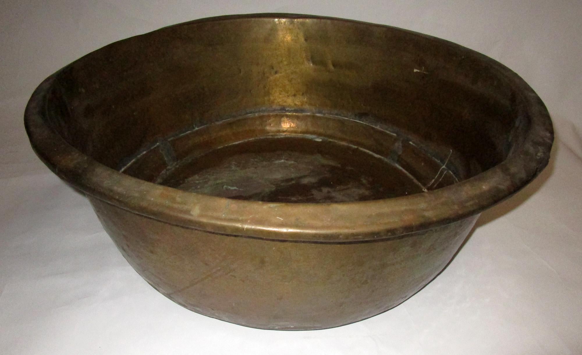 Early 19th Century Large Dutch Patinated Hammered Brass Wood Holder or Planter In Good Condition In Savannah, GA