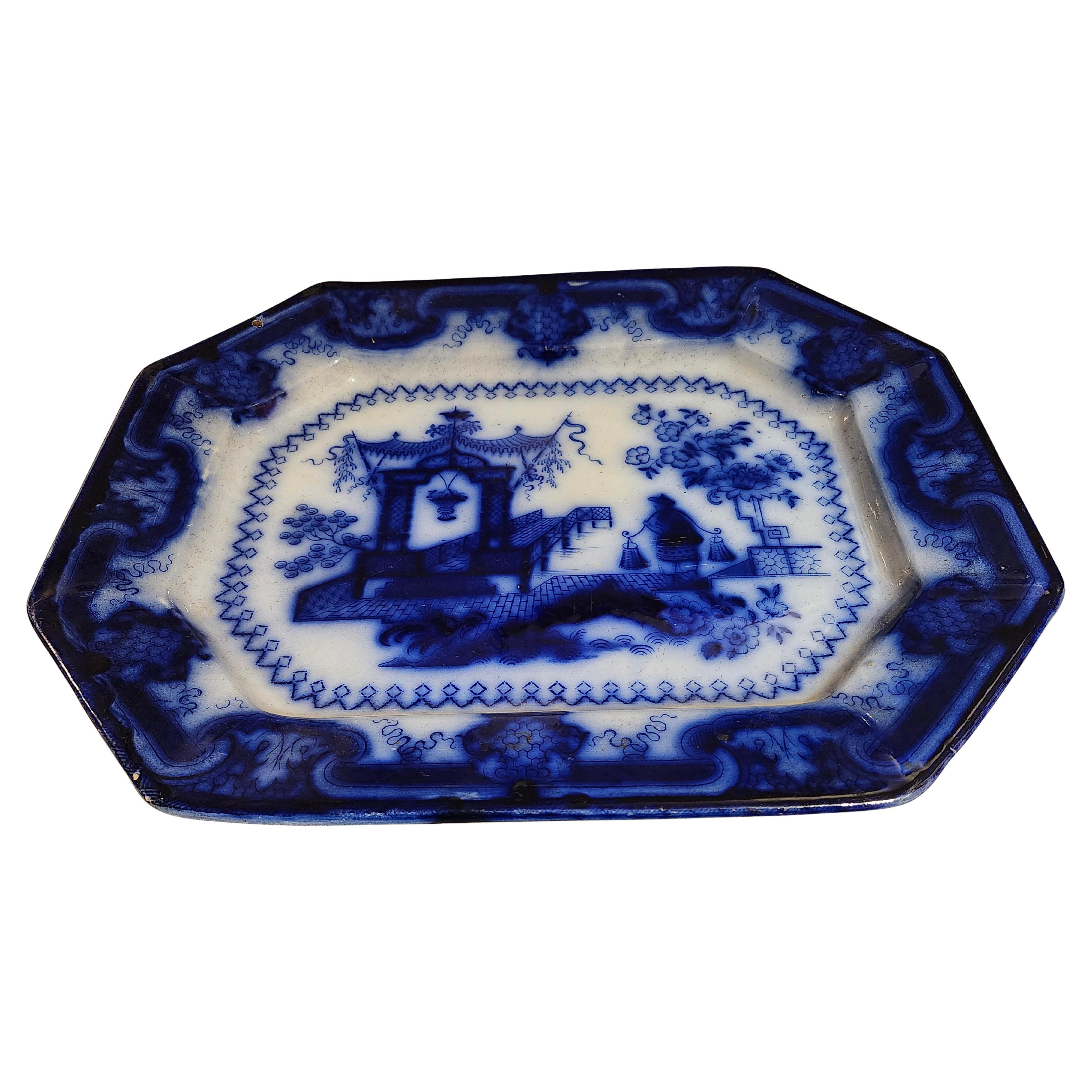 Große englische flow-blaue Eisensteinplatte aus dem frühen 19. Jahrhundert (Chinese Chippendale) im Angebot