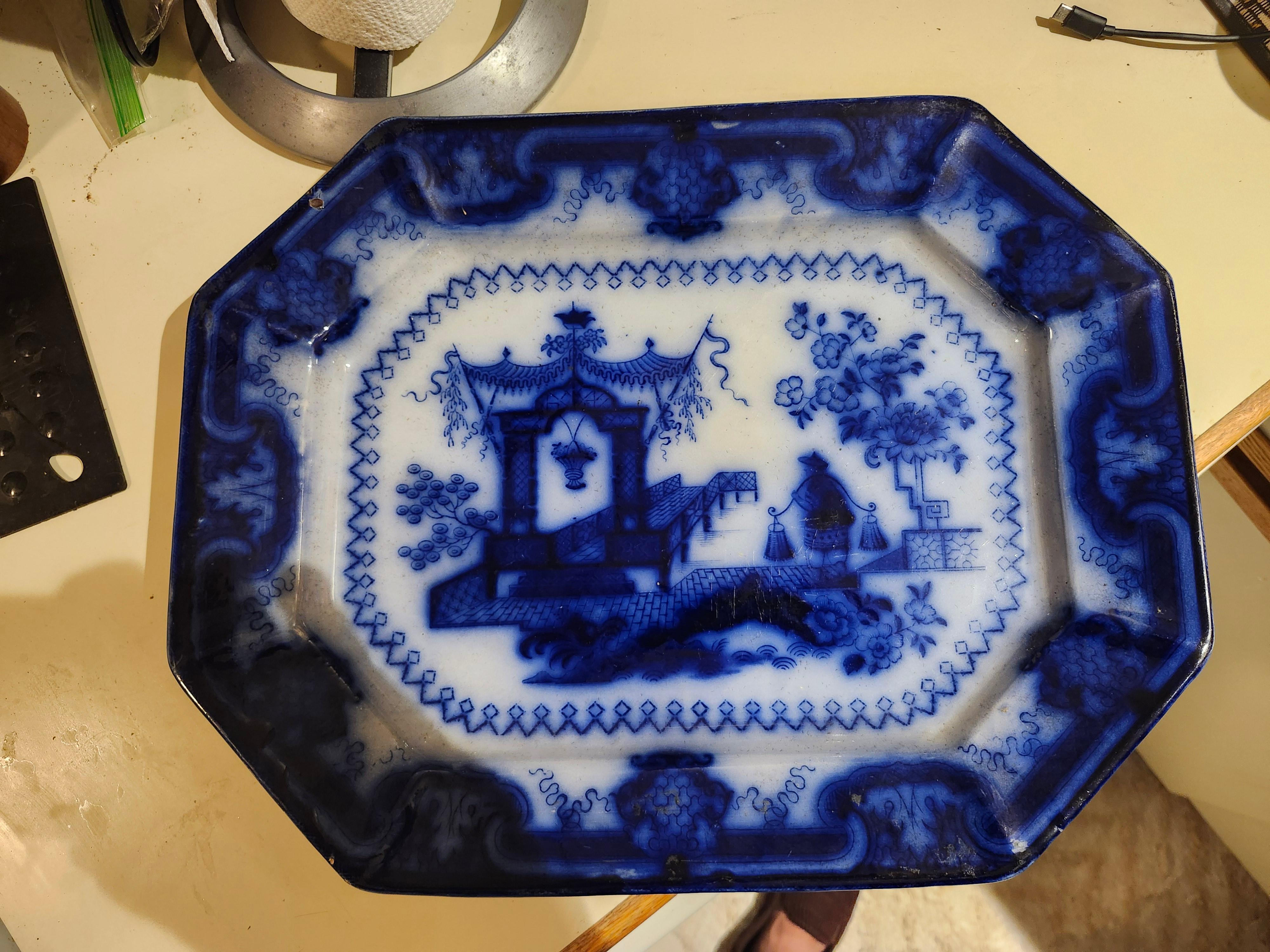 Große englische flow-blaue Eisensteinplatte aus dem frühen 19. Jahrhundert (Ton) im Angebot