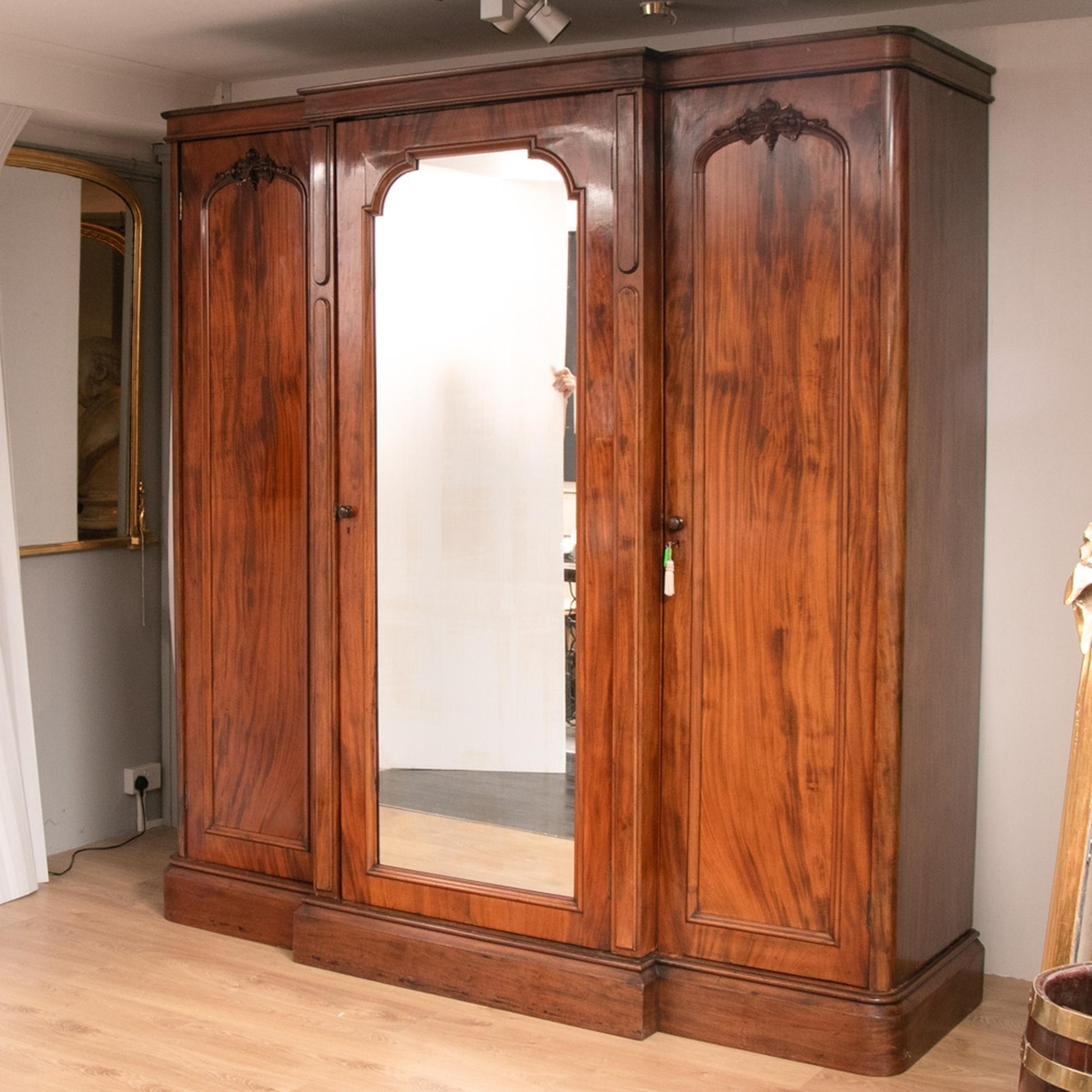 Early 19th Century Large Mahogany 3-Door Victorian Wardrobe, circa 1850 3