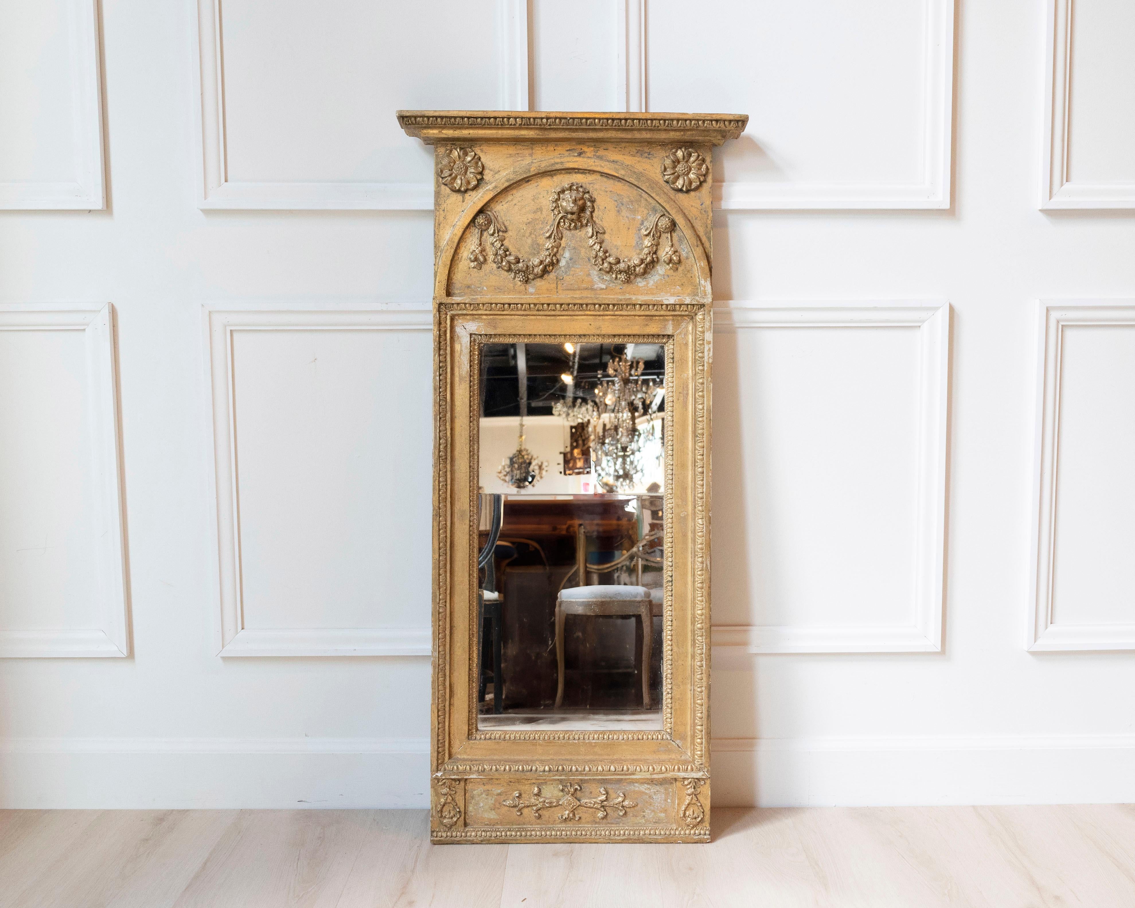 Un élégant miroir de la fin de la période gustavienne, fabriqué à Stockholm au début du XIXe siècle. Le cadre en bois doré conserve sa dorure d'origine bien préservée, aujourd'hui délicatement lavée pour révéler son éclat doux et usé par le temps.