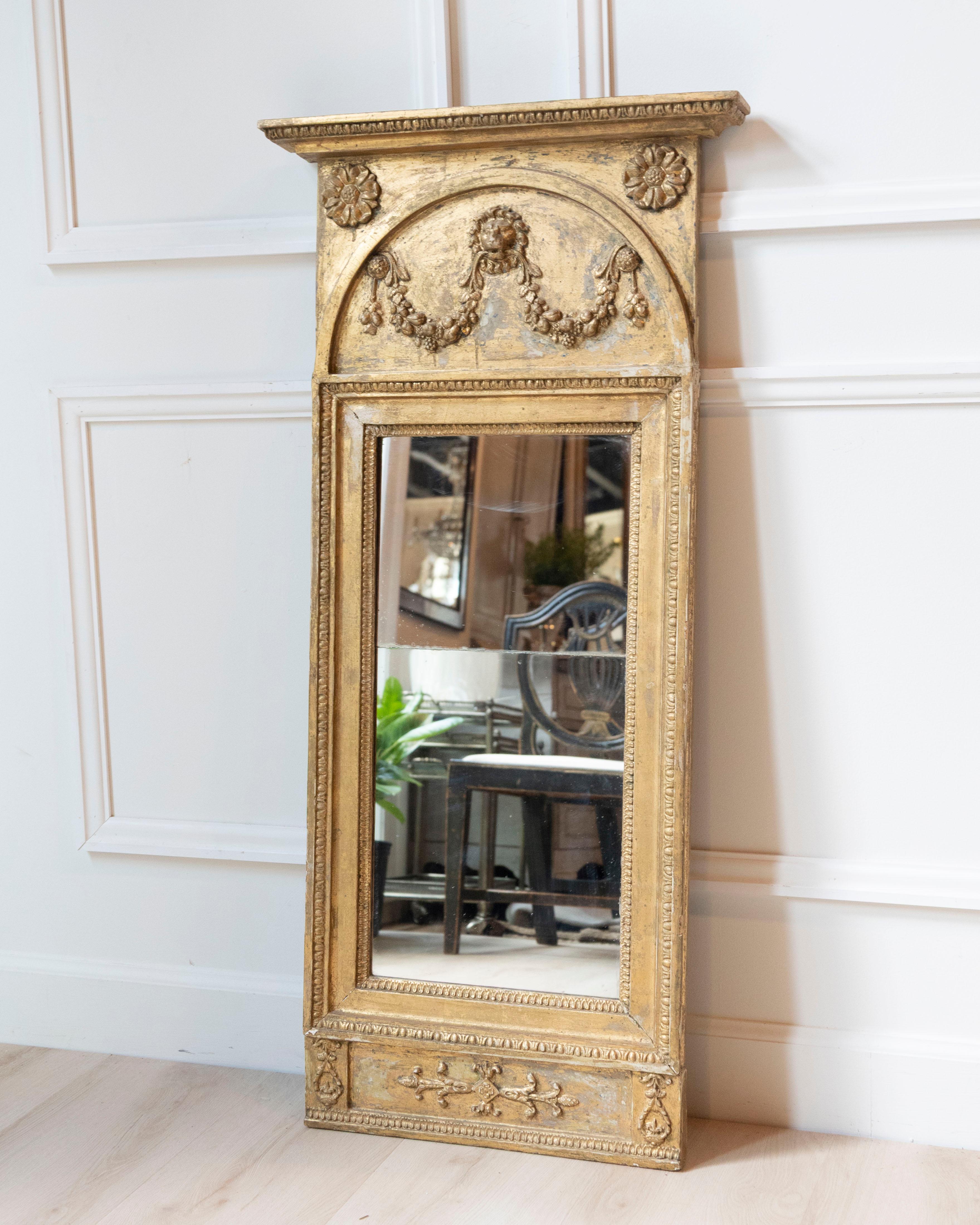 Gustavien Début du XIXe siècle Miroir en bois doré de la fin de la période gustavienne, Stockholm en vente