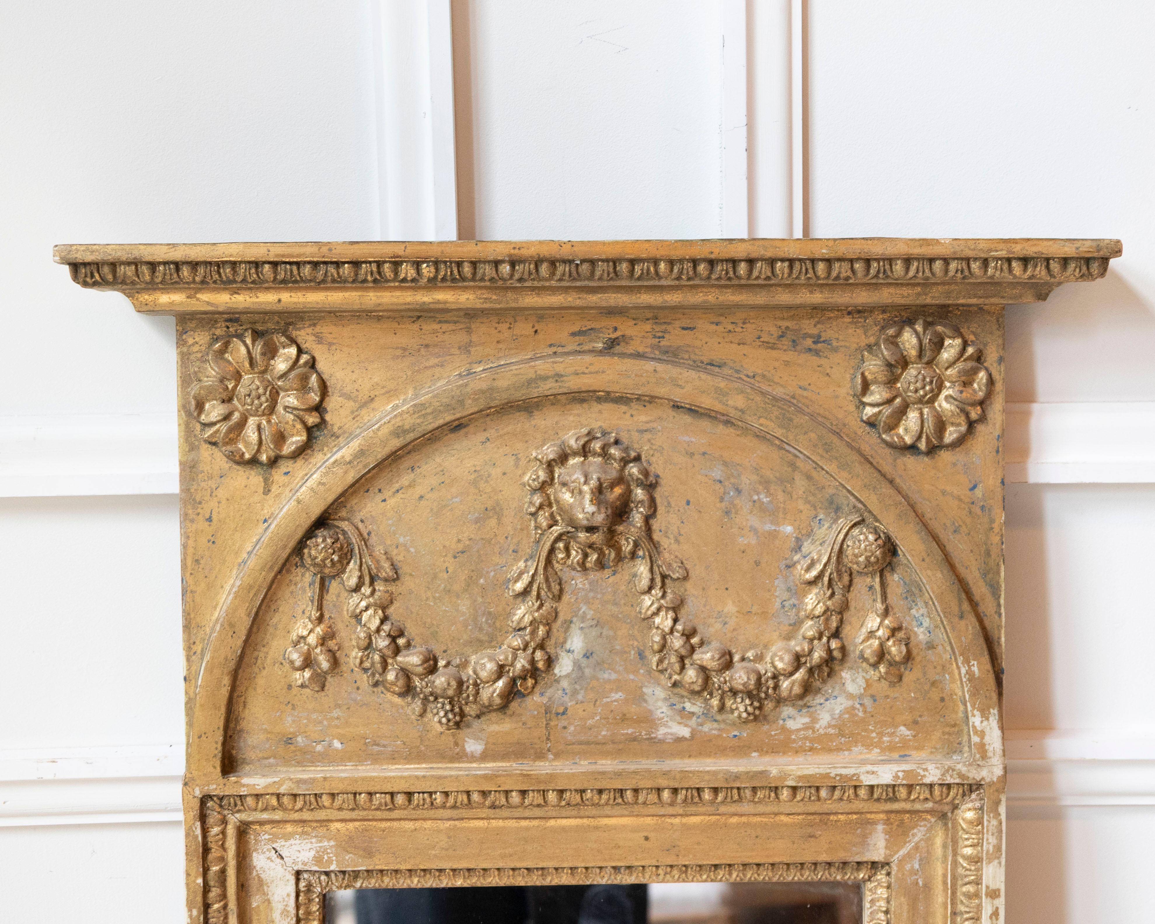 Suédois Début du XIXe siècle Miroir en bois doré de la fin de la période gustavienne, Stockholm en vente