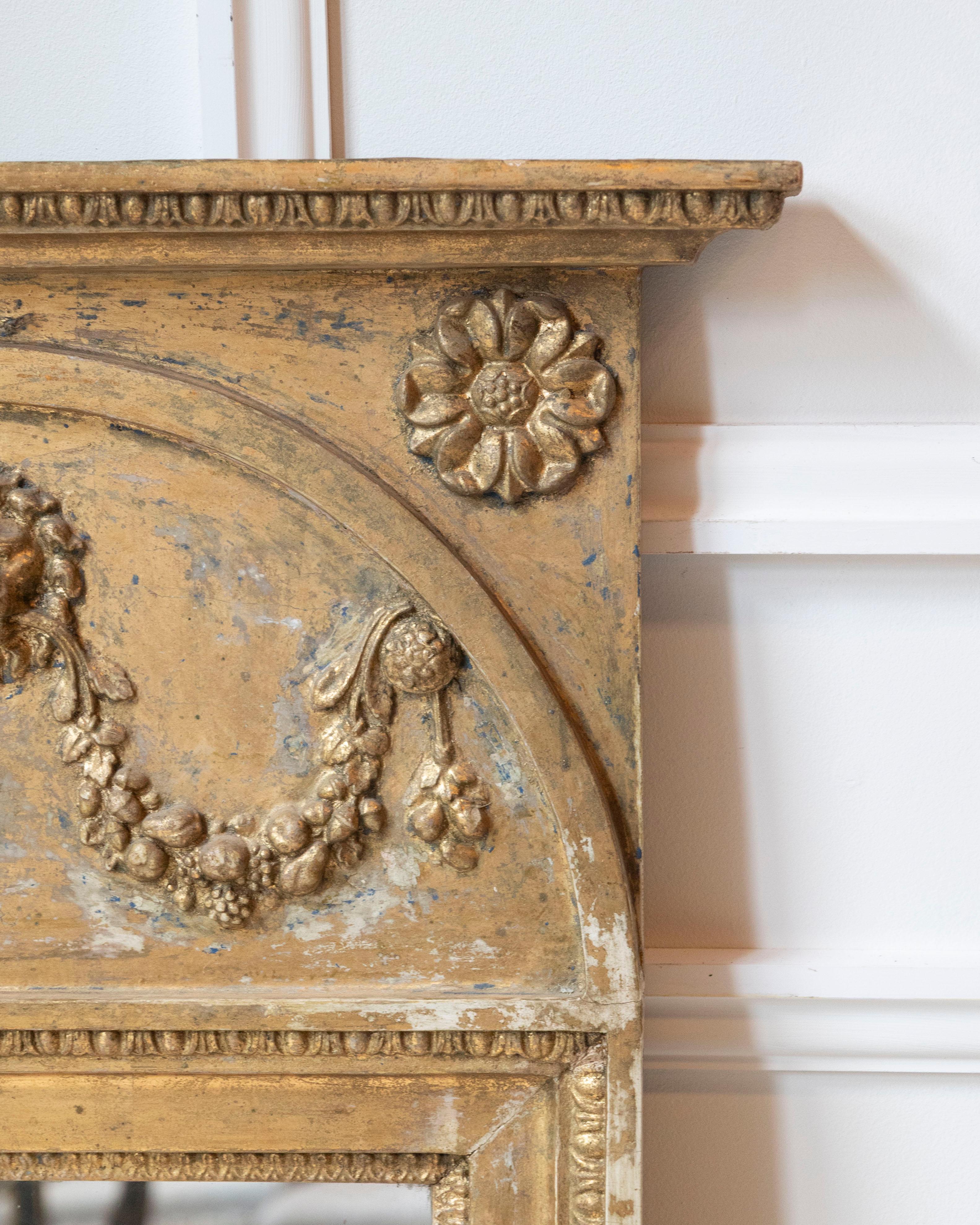 Sculpté Début du XIXe siècle Miroir en bois doré de la fin de la période gustavienne, Stockholm en vente