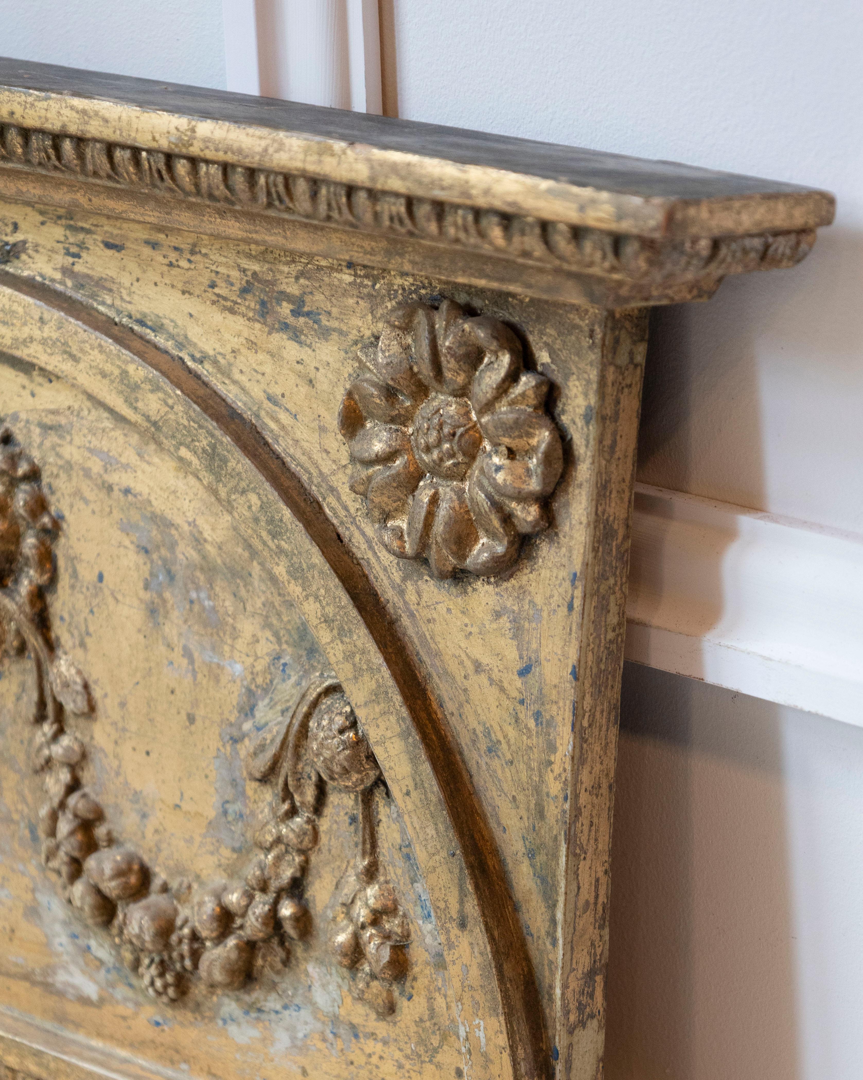Début du XIXe siècle Miroir en bois doré de la fin de la période gustavienne, Stockholm en vente 2