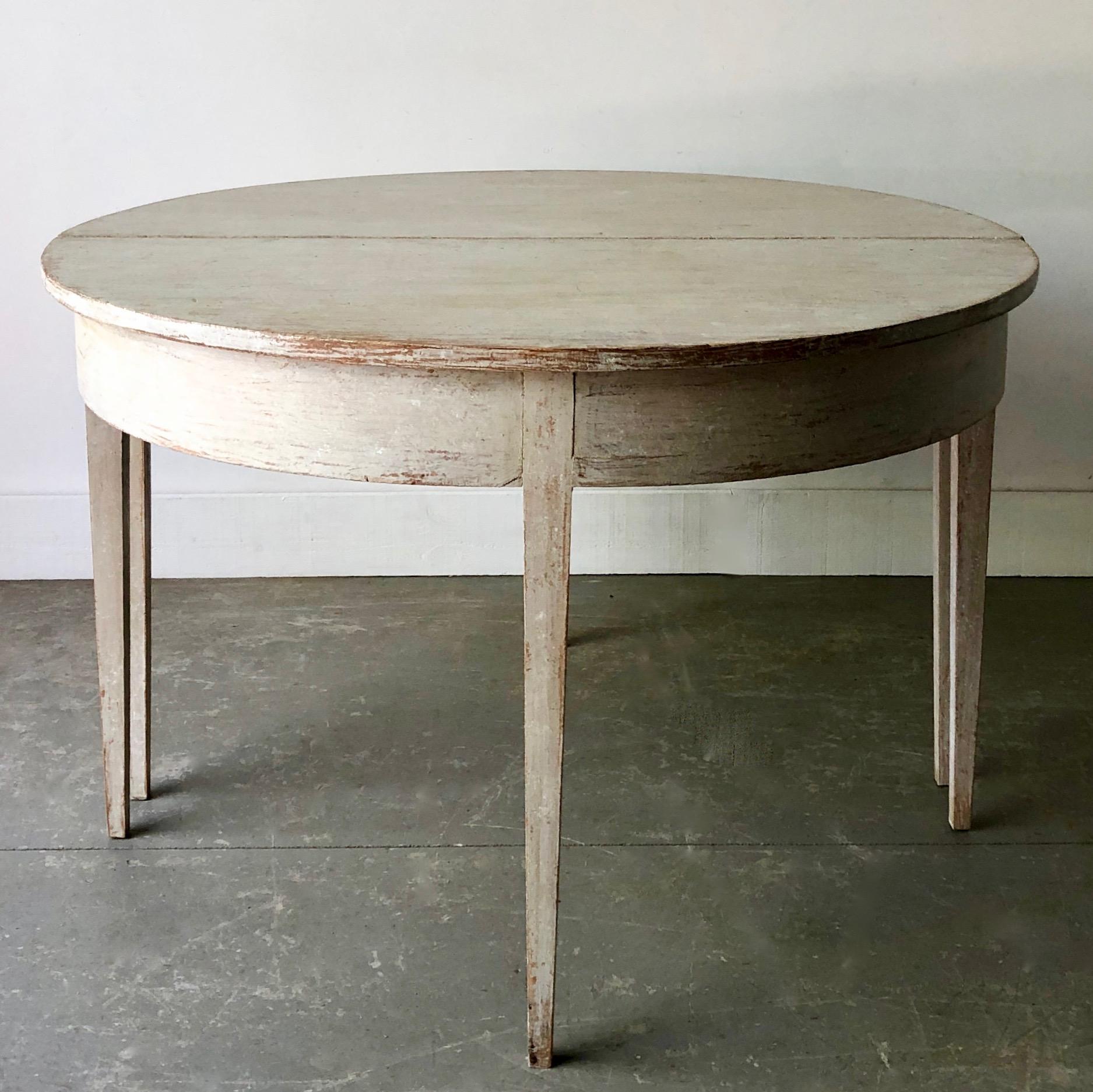 Early 19th Century Later Painted Swedish Gustavian Period Extending Table In Good Condition In Charleston, SC