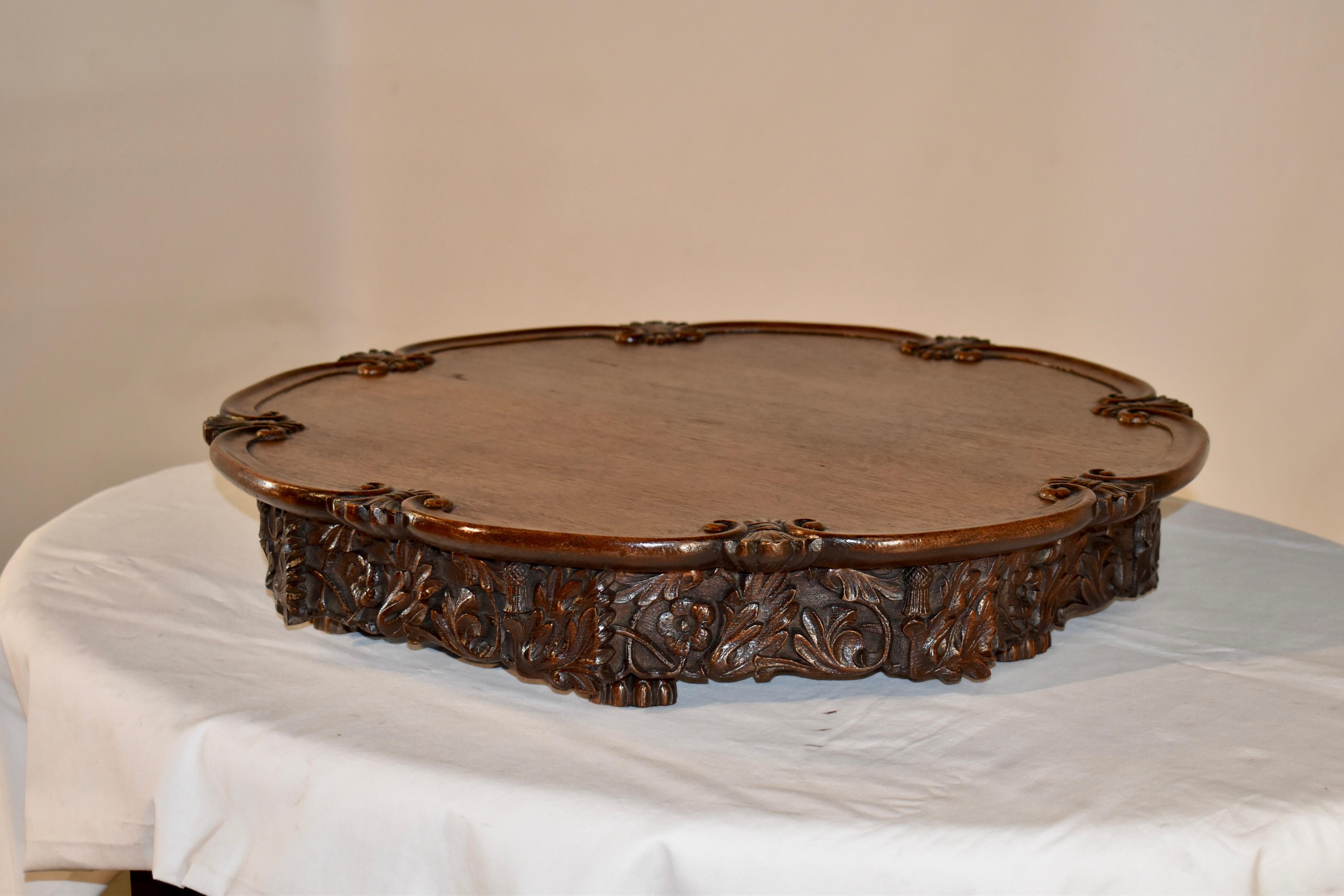 Early 19th century period Georgian lazy Susan made from oak. This entire piece is absolutely magnificent! The top is made from one solid board with exquisite hand carving. The edges are molded and scalloped and intersect with a fleur-de-lis type