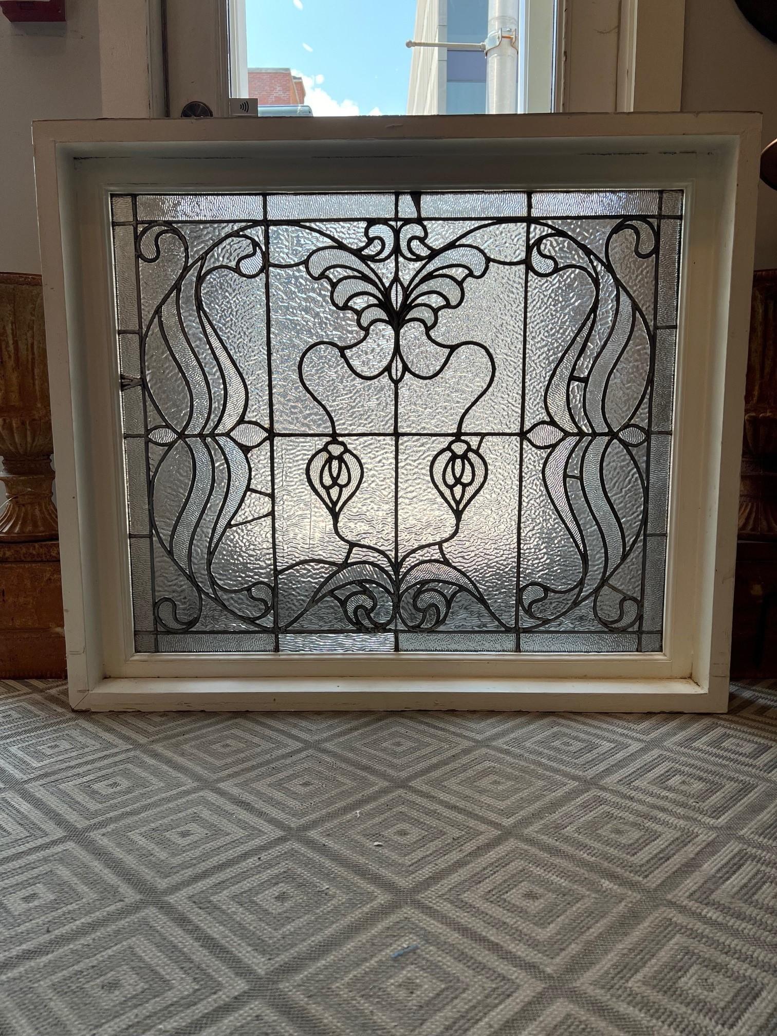 Fenêtre ancienne en verre texturé au plomb du début du 19e siècle dans son cadre d'origine. Il s'agit d'une belle fenêtre avec des verres de différentes textures et un motif plombé. Une pièce parfaite pour égayer une pièce ou pour être utilisée