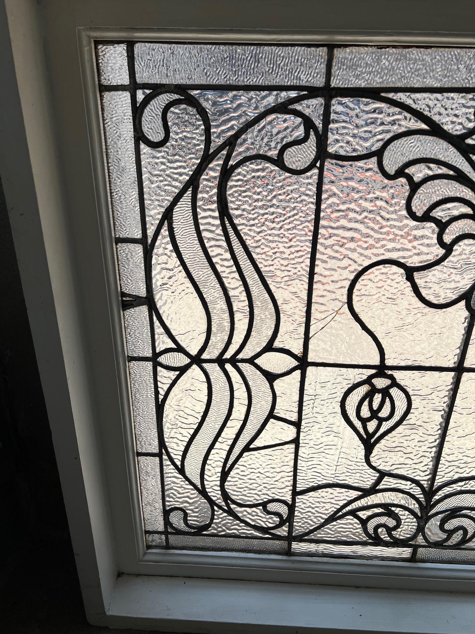 Fenêtre en verre texturé au plomb du début du 19e siècle dans son cadre en Wood Wood d'origine. Bon état - En vente à Stamford, CT