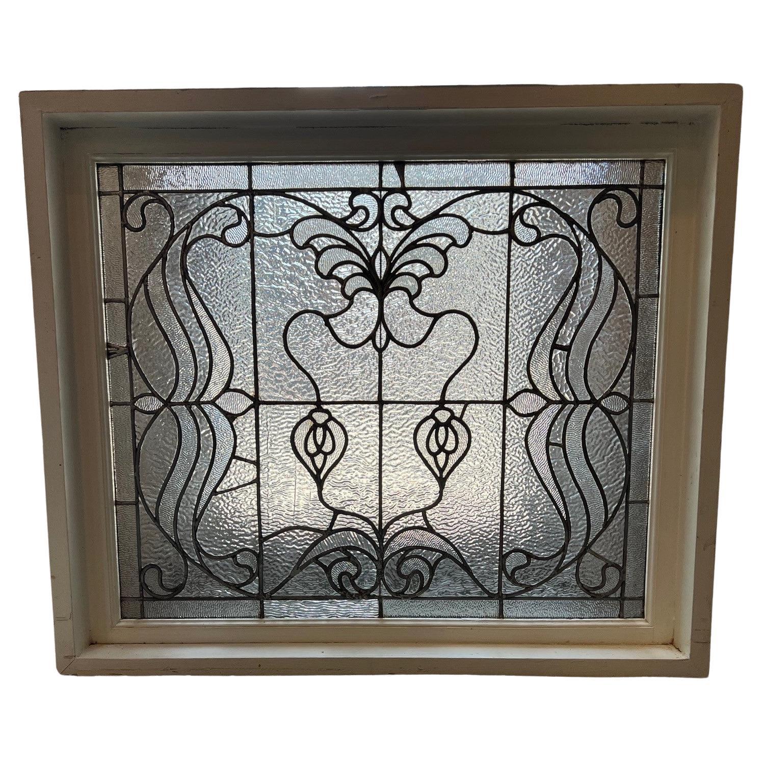 Ventana de cristal emplomado con textura de principios del siglo XIX en marco de madera original.