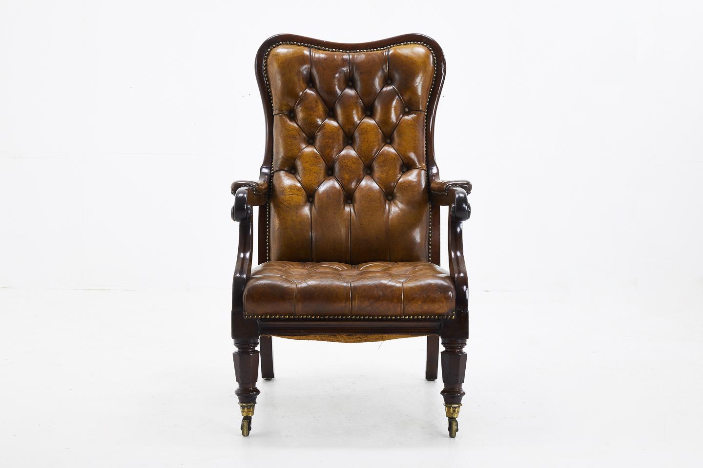 Early 19th century mahogany English library chair, nicely upholstered in leather.

Measures: Seat height: 41 cm
Seat depth: 56 cm.
  
