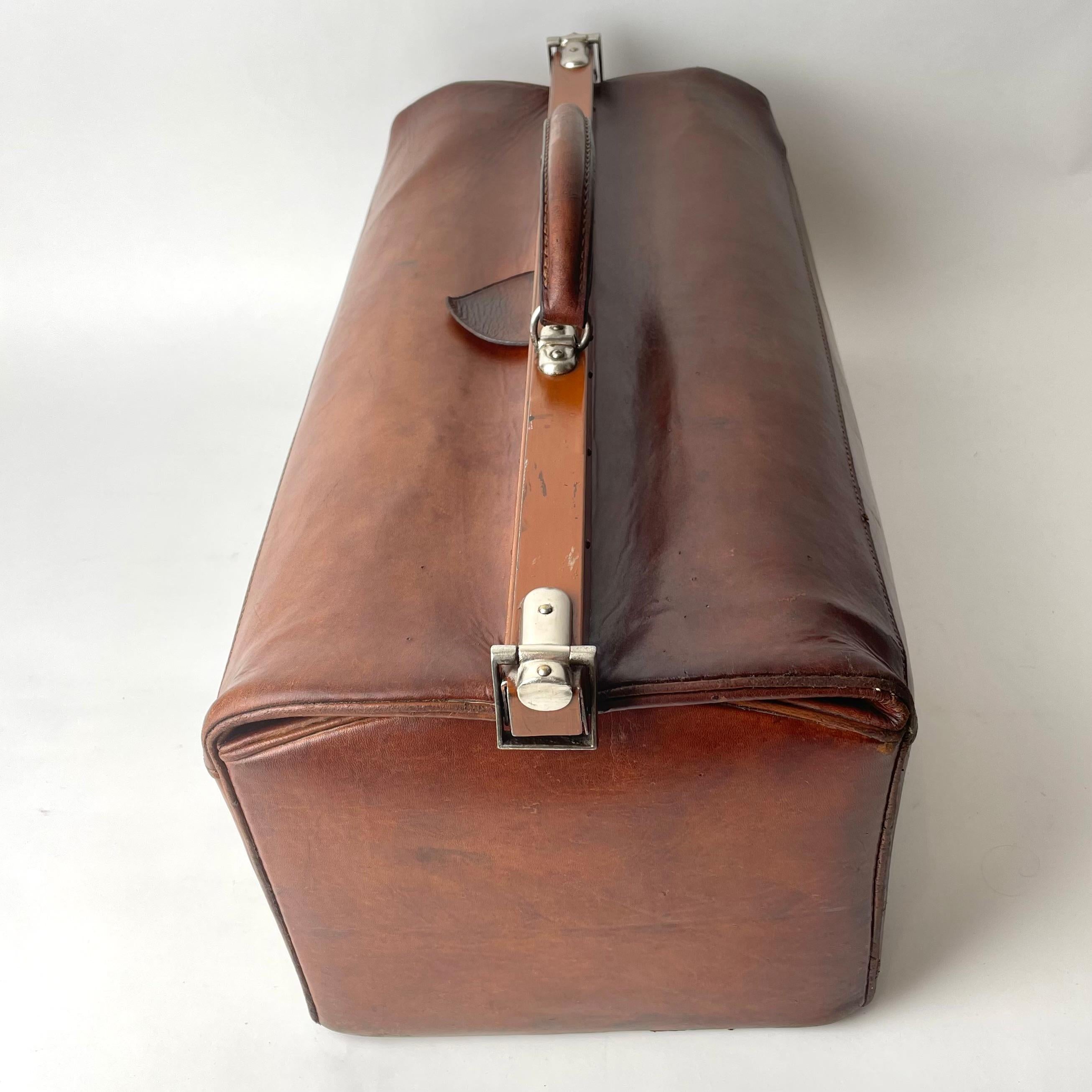 Early 19th Century Leather Luggage with Nickel Details In Good Condition For Sale In Knivsta, SE