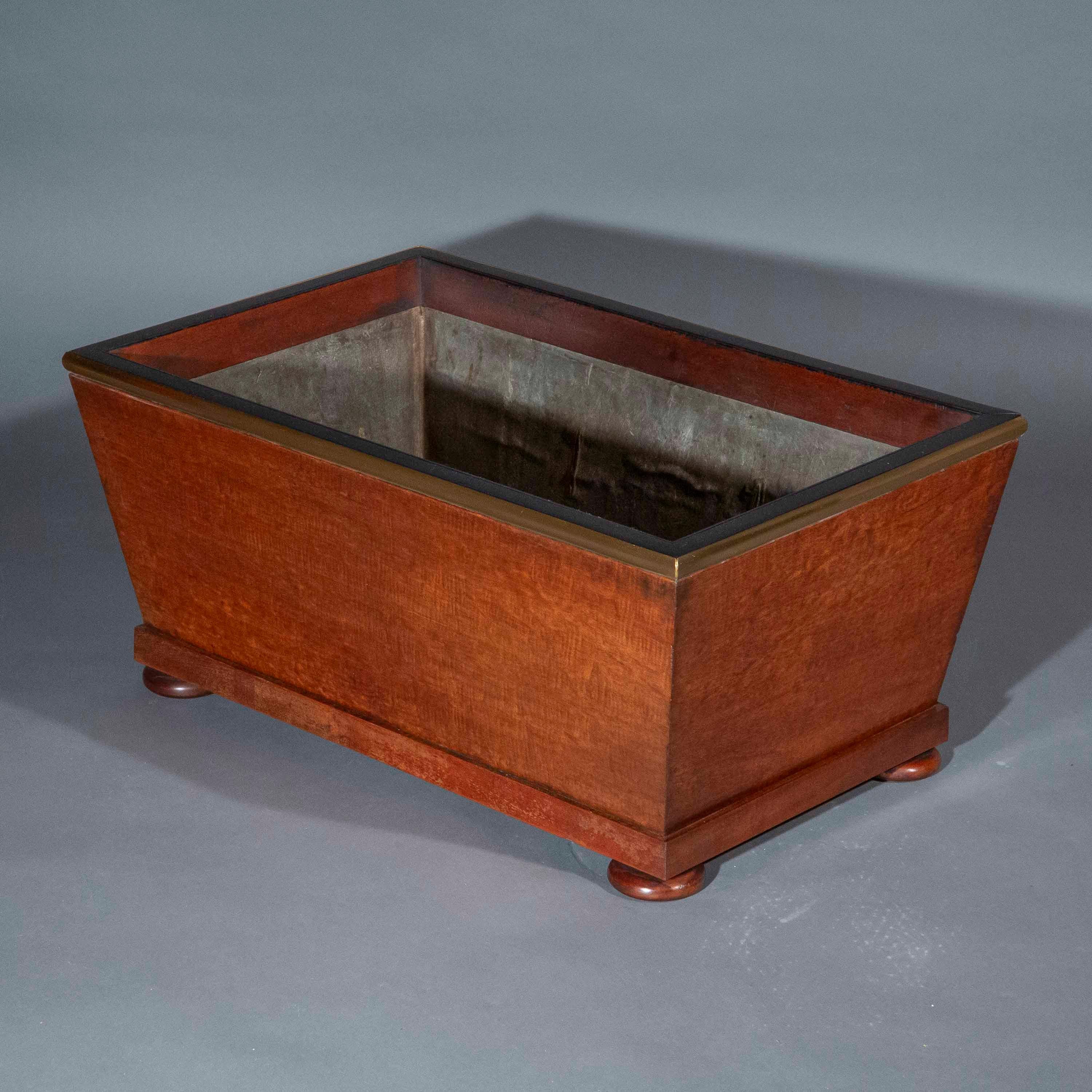 Un superbo contenitore di tronchi a forma di sarcofago o jardiniere dell'inizio del XIX secolo. Inglese, circa 1820. Le conchiglie non sono incluse. 

Perché ci piace

Ci piace il design semplice e il mogano ben ingentilito di questo pratico