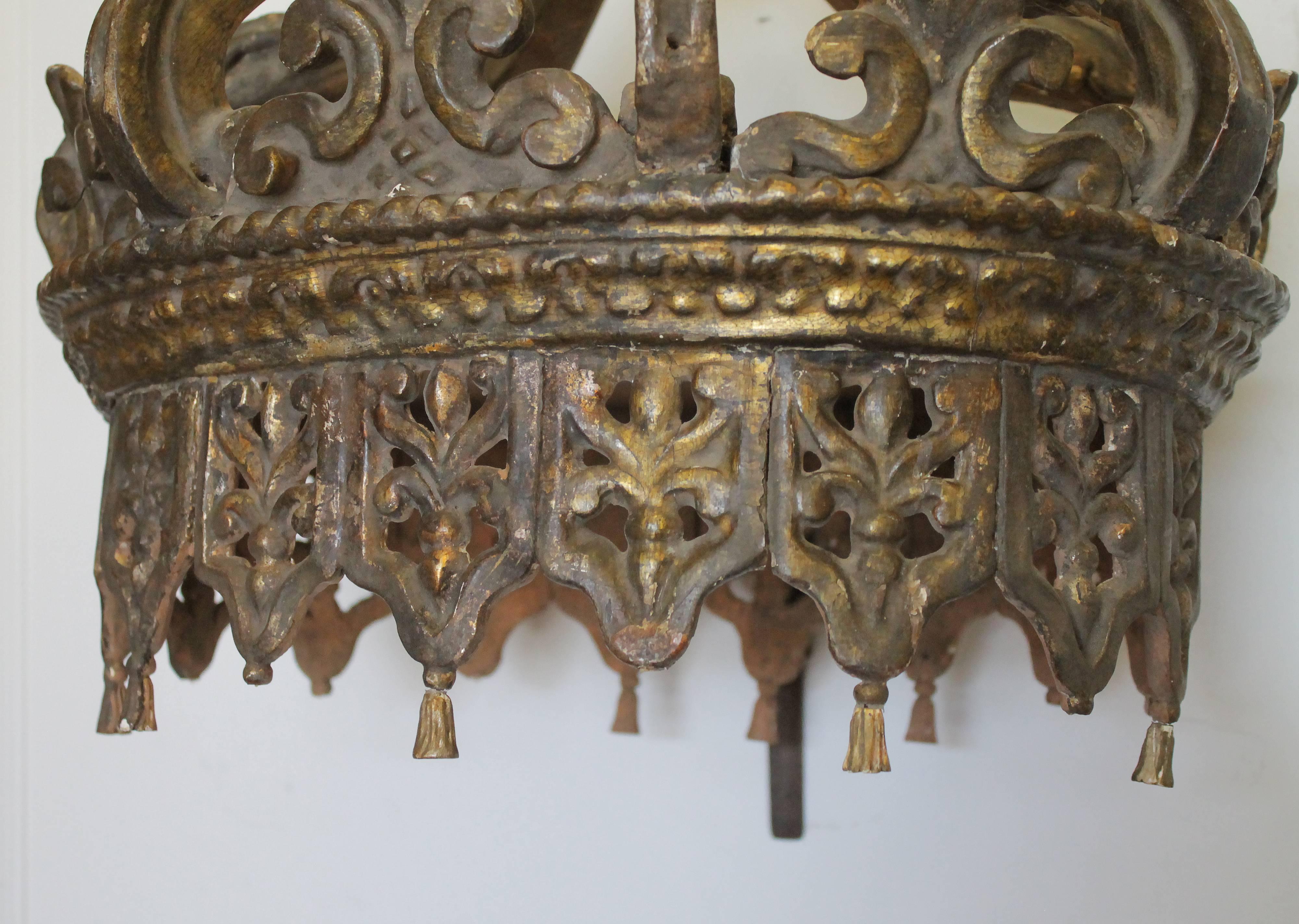 Early 19th Century Louis XIV Style Bed Corona Crown Shaped Canapé In Good Condition In Brea, CA