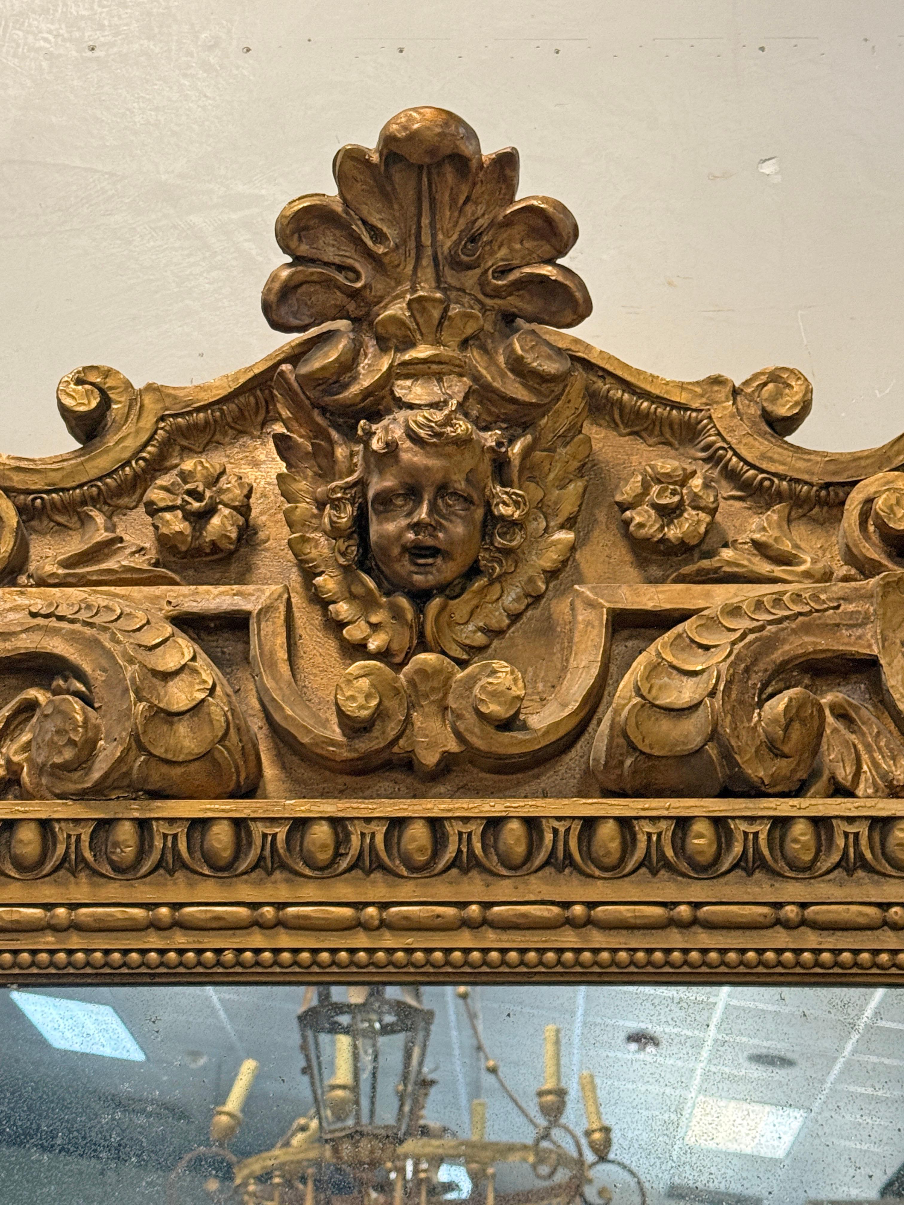 Großer französischer Spiegel im Stil Louis XV mit originalem Quecksilberglas. Der Stil ist geprägt von den eleganten Kurven des Rokoko, den komplizierten Schnörkeln und den kunstvollen Details, die typisch für den Louis XV-Stil sind. Der Rahmen ist