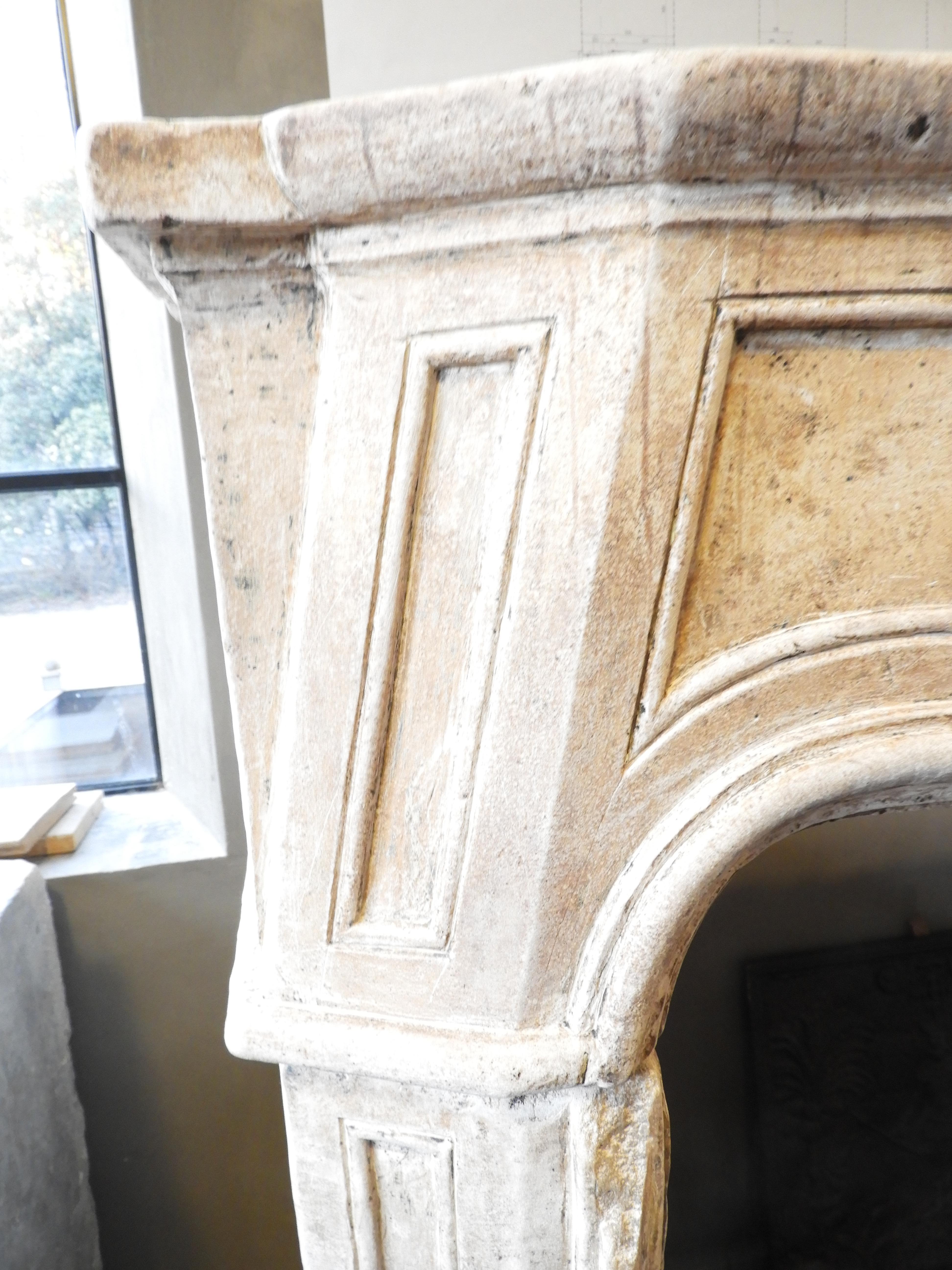 Early 19th Century Louis XV Fireplace in White Beige Stone with Original Patina For Sale 4