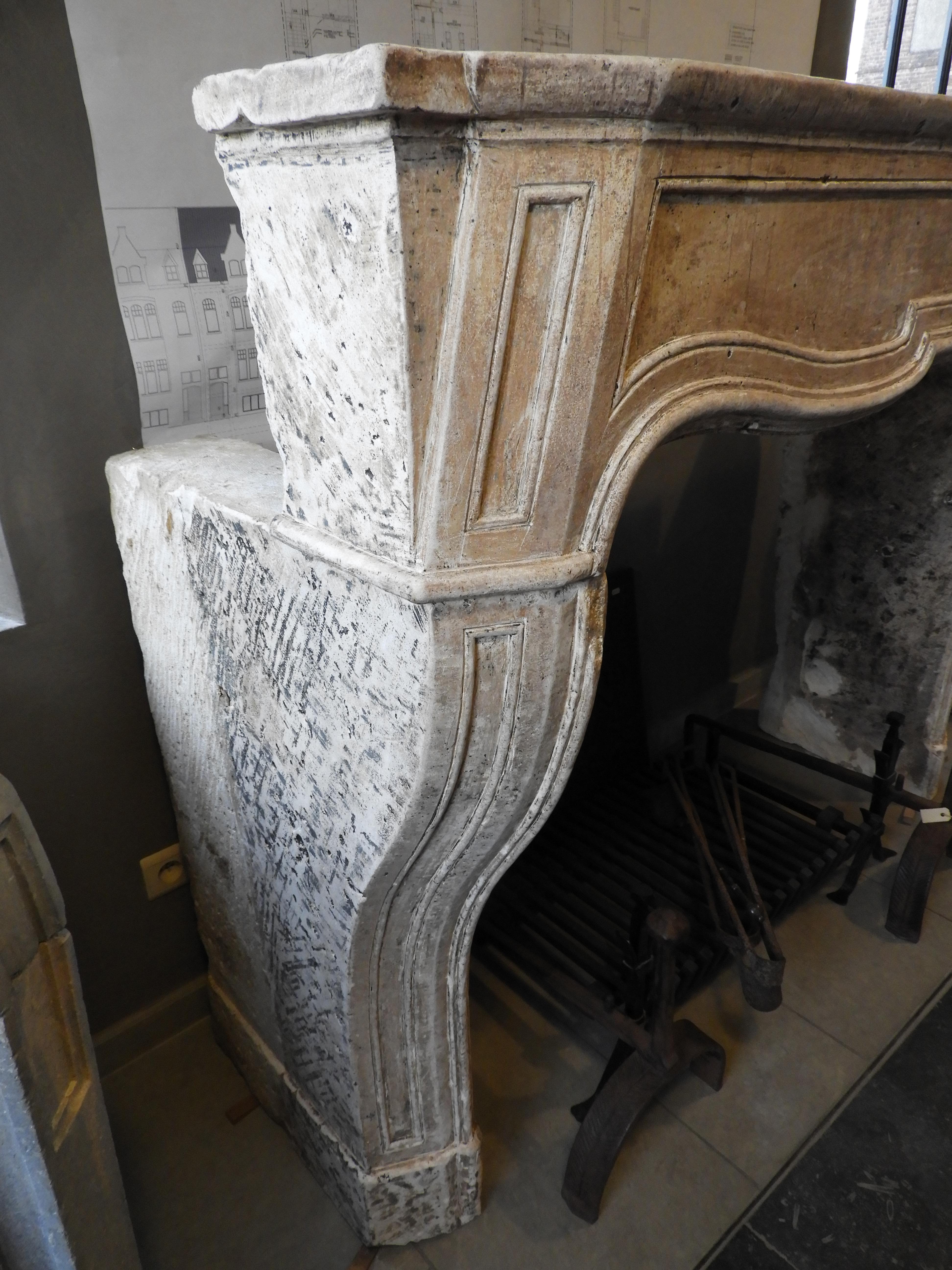 Early 19th Century Louis XV Fireplace in White Beige Stone with Original Patina For Sale 5