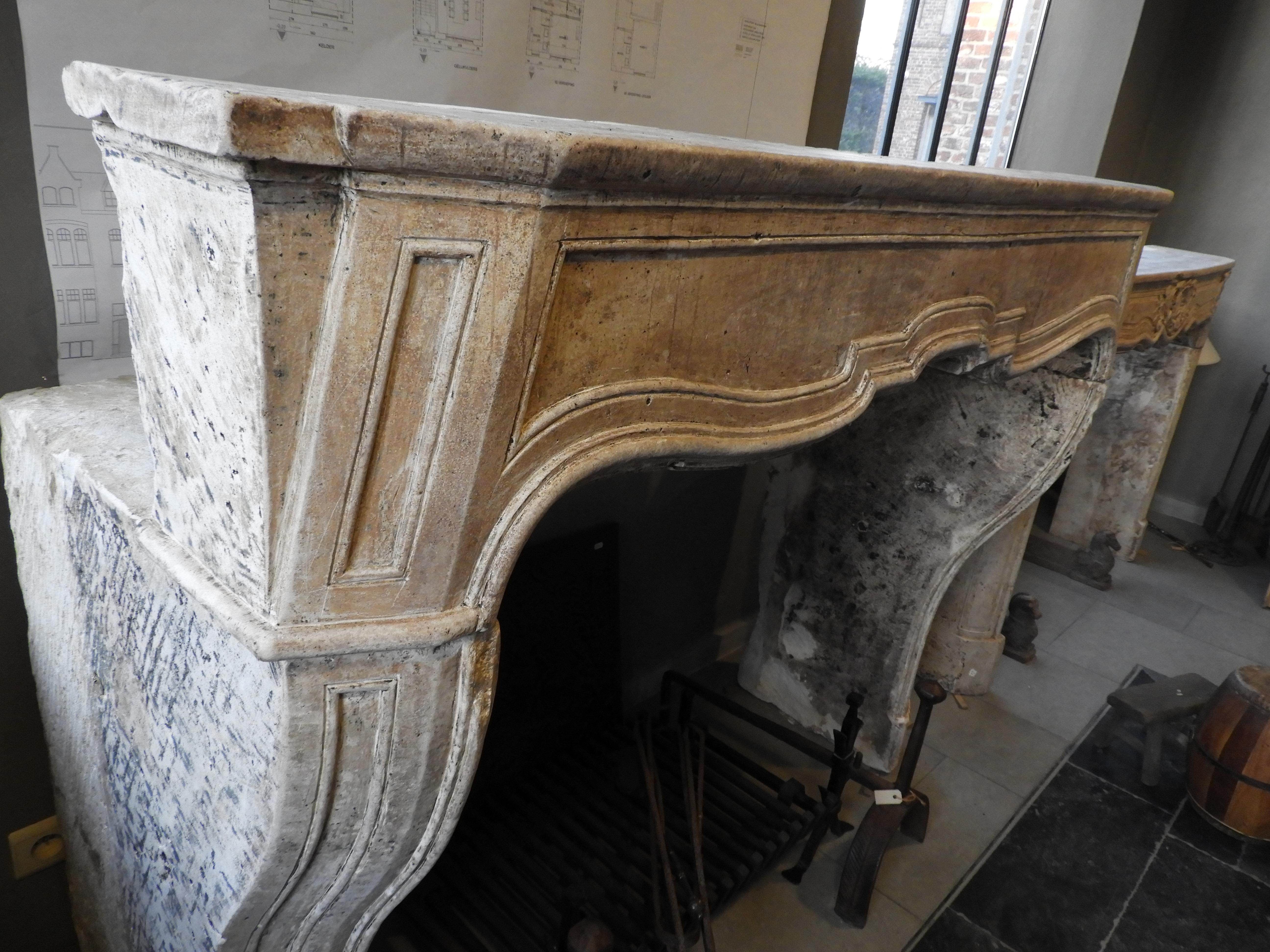 Early 19th Century Louis XV Fireplace in White Beige Stone with Original Patina For Sale 6