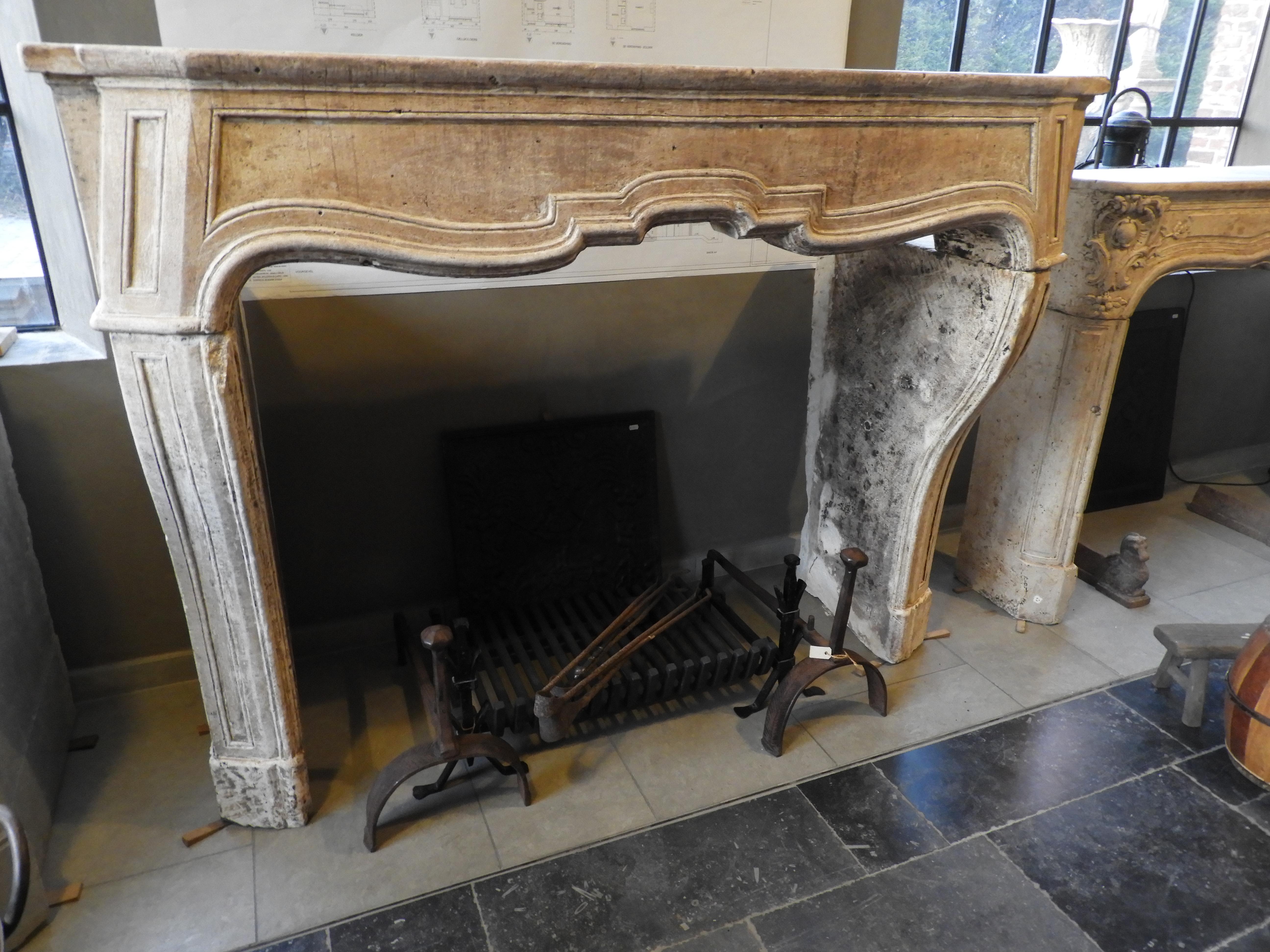 Early 19th Century Louis XV Fireplace in White Beige Stone with Original Patina For Sale 7