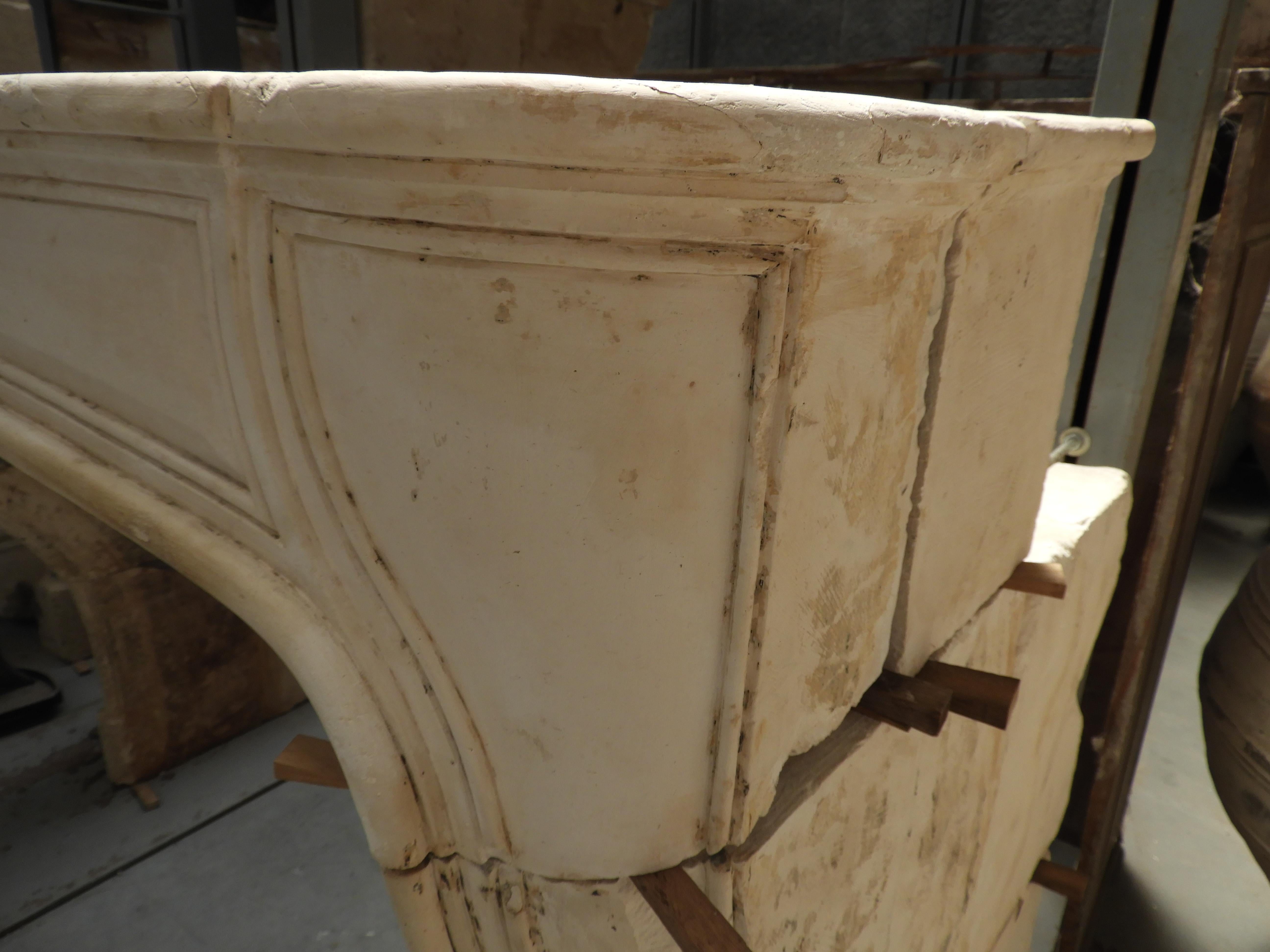 Early 19th Century Louis XV French Limestone Fireplace In Excellent Condition For Sale In Zedelgem, BE