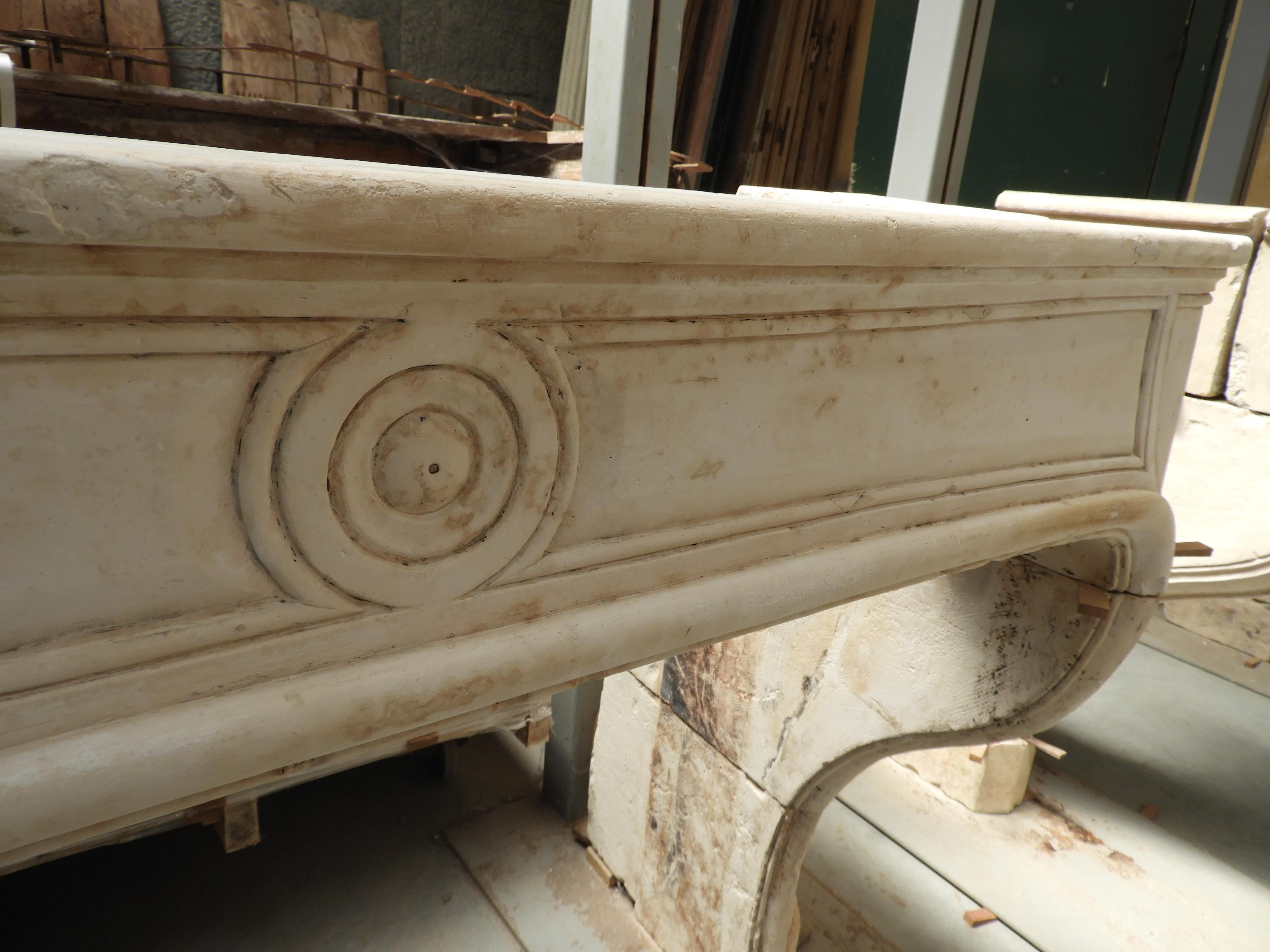Early 19th Century Louis XV French Limestone Fireplace For Sale 2