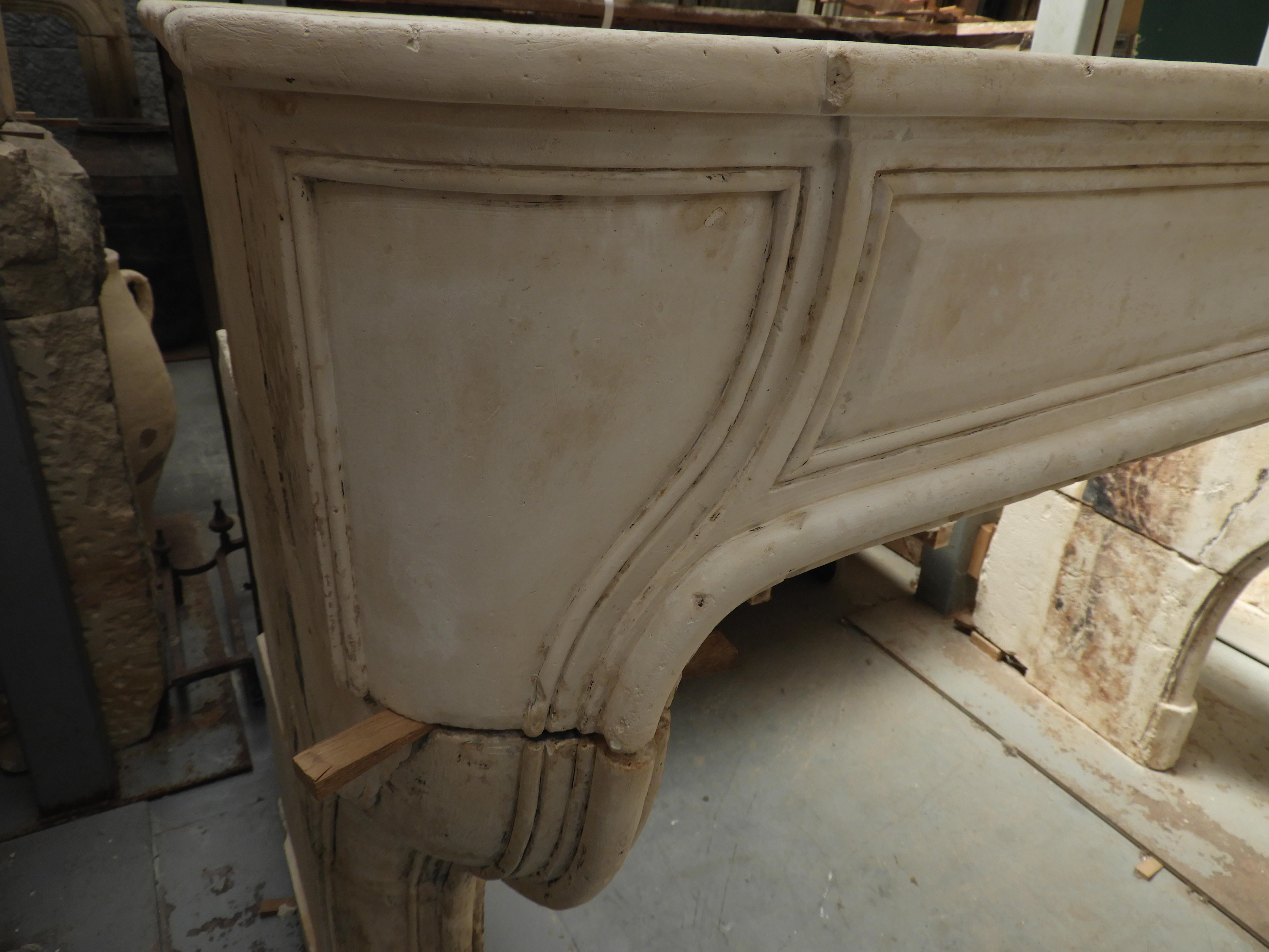 Early 19th Century Louis XV French Limestone Fireplace For Sale 3