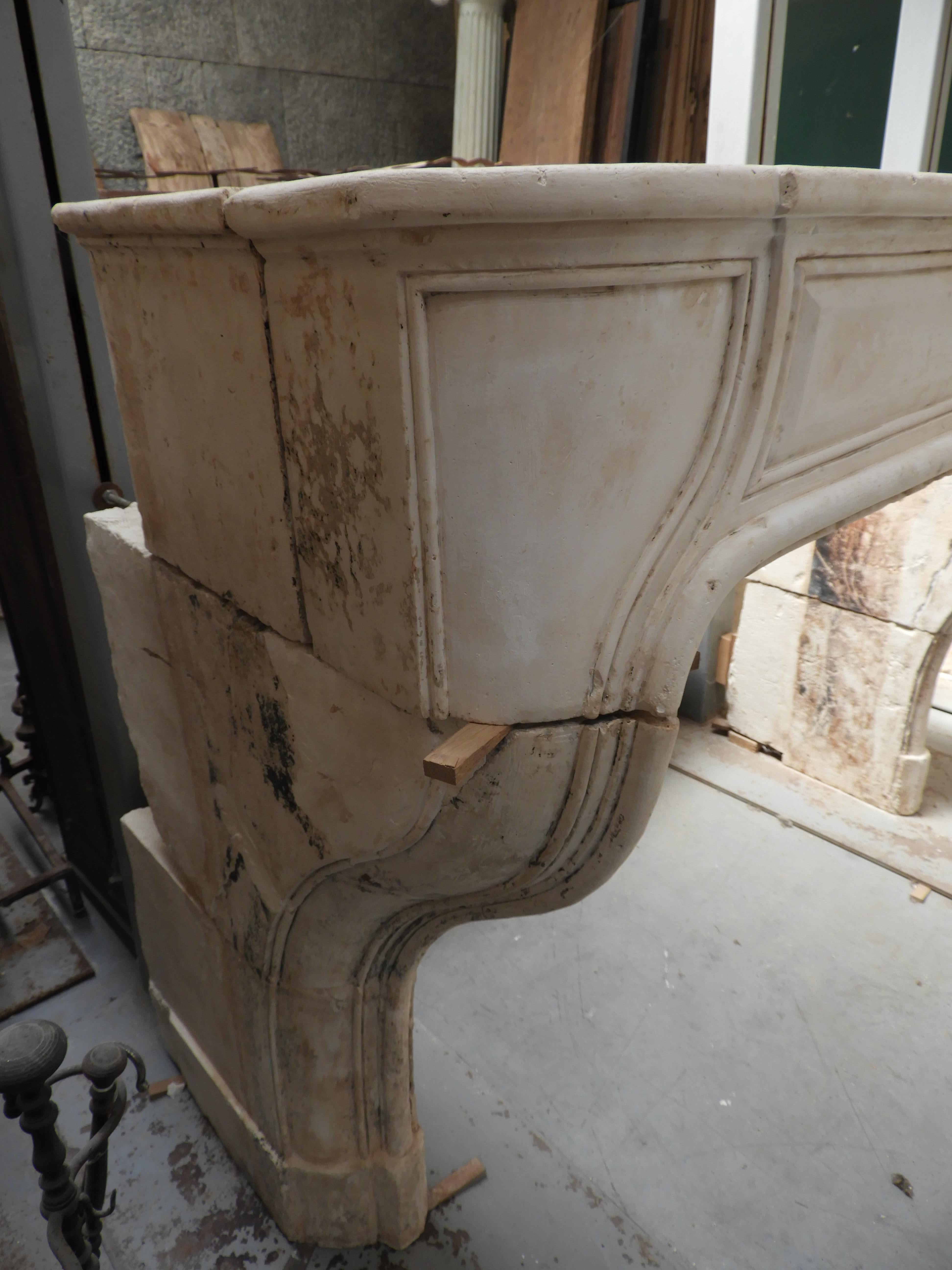 Early 19th Century Louis XV French Limestone Fireplace For Sale 4