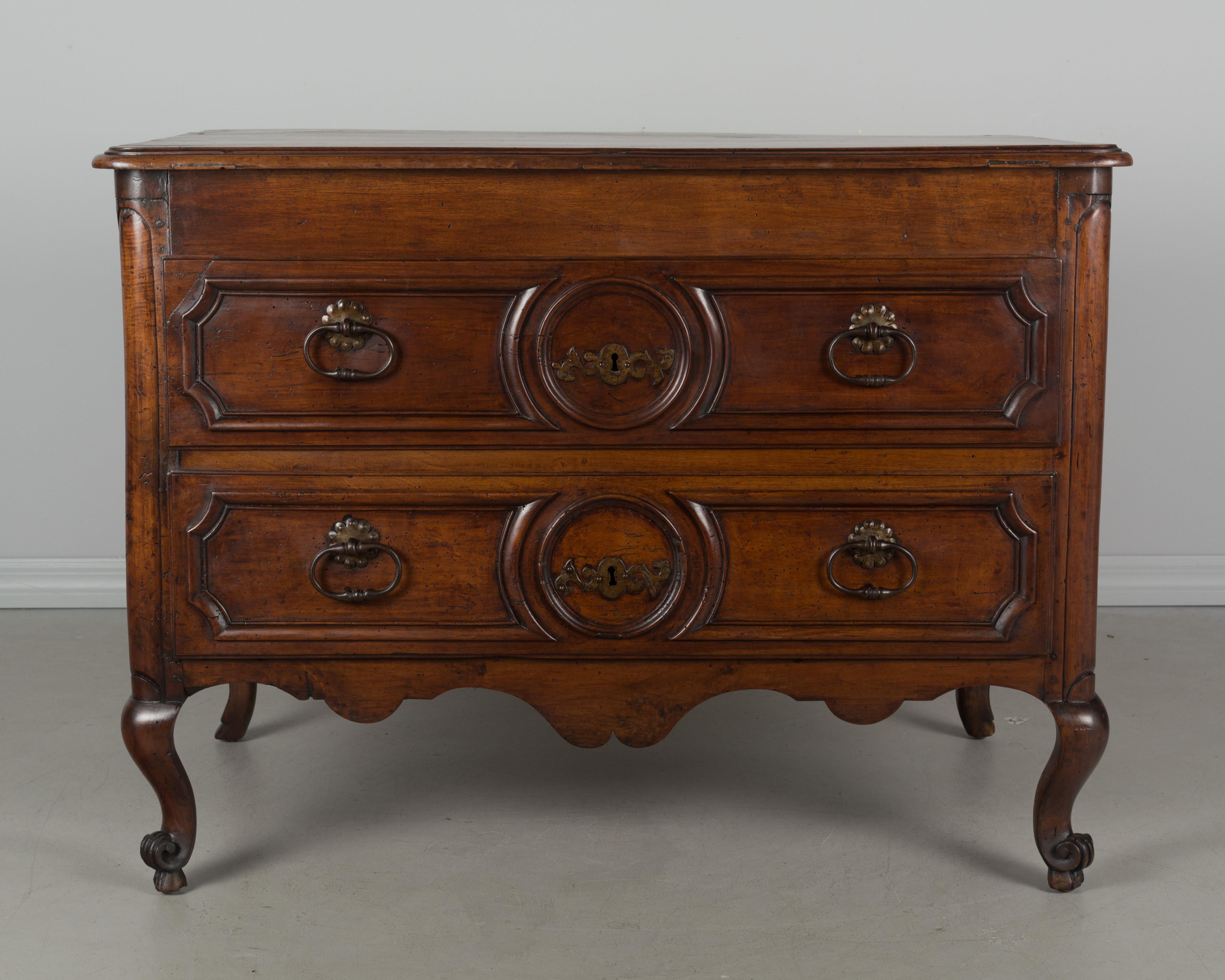Early 19th Century Louis XV Style Walnut Commode In Good Condition In Winter Park, FL