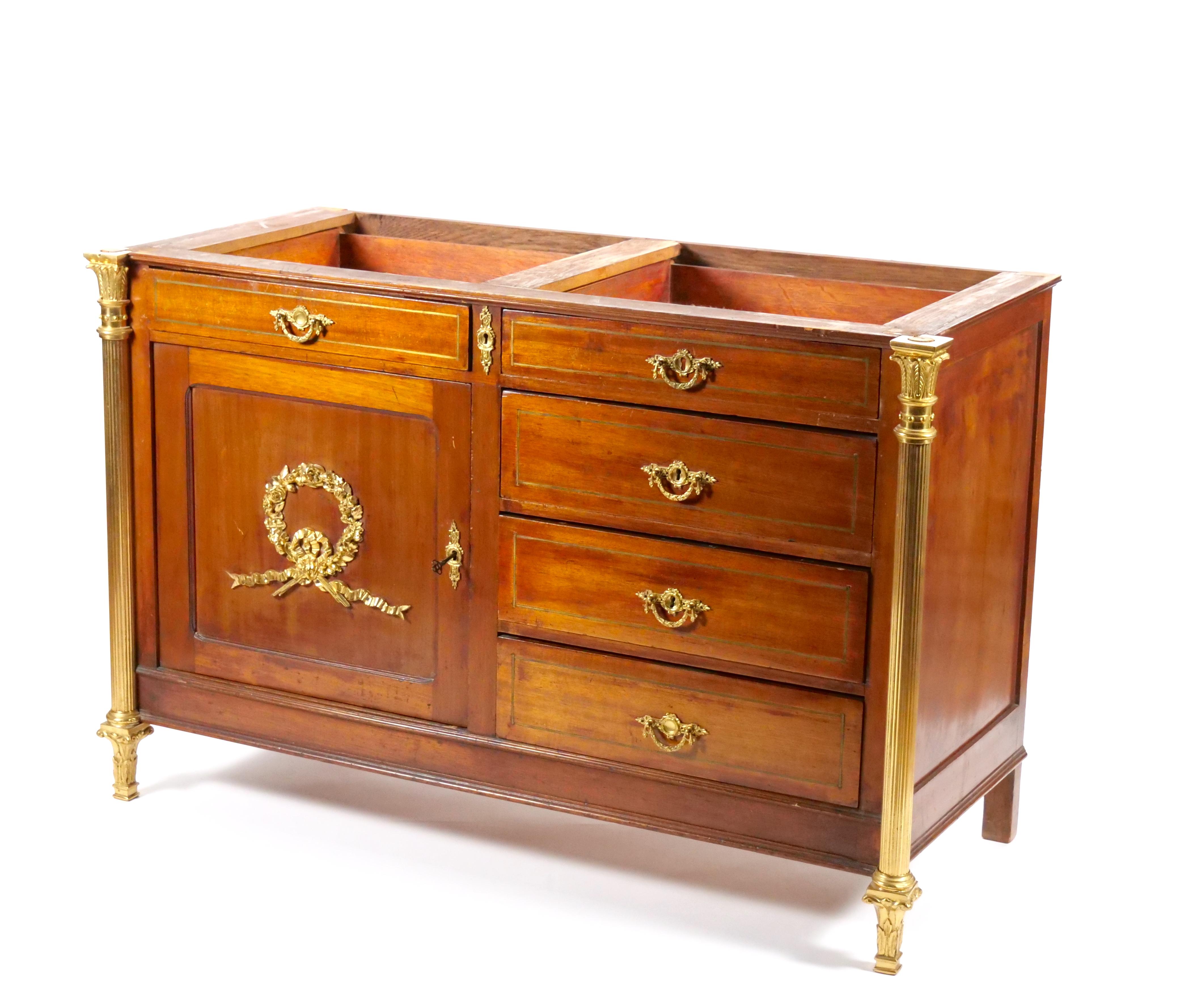 Commode / Server in mogano decorato con bronzo dorato dell'inizio del XIX secolo Luigi XVI in vendita 3