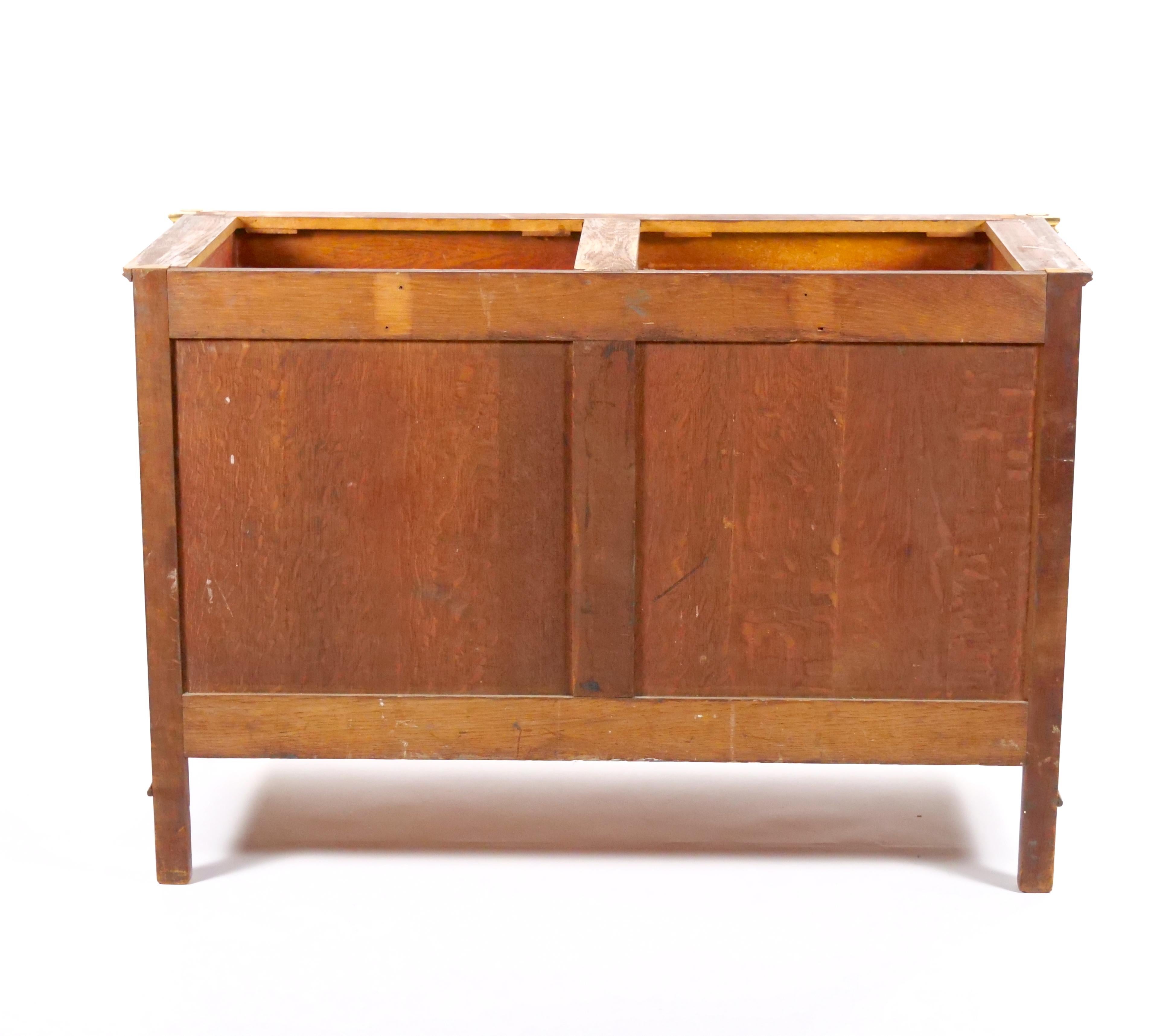 Commode / Server in mogano decorato con bronzo dorato dell'inizio del XIX secolo Luigi XVI in vendita 4