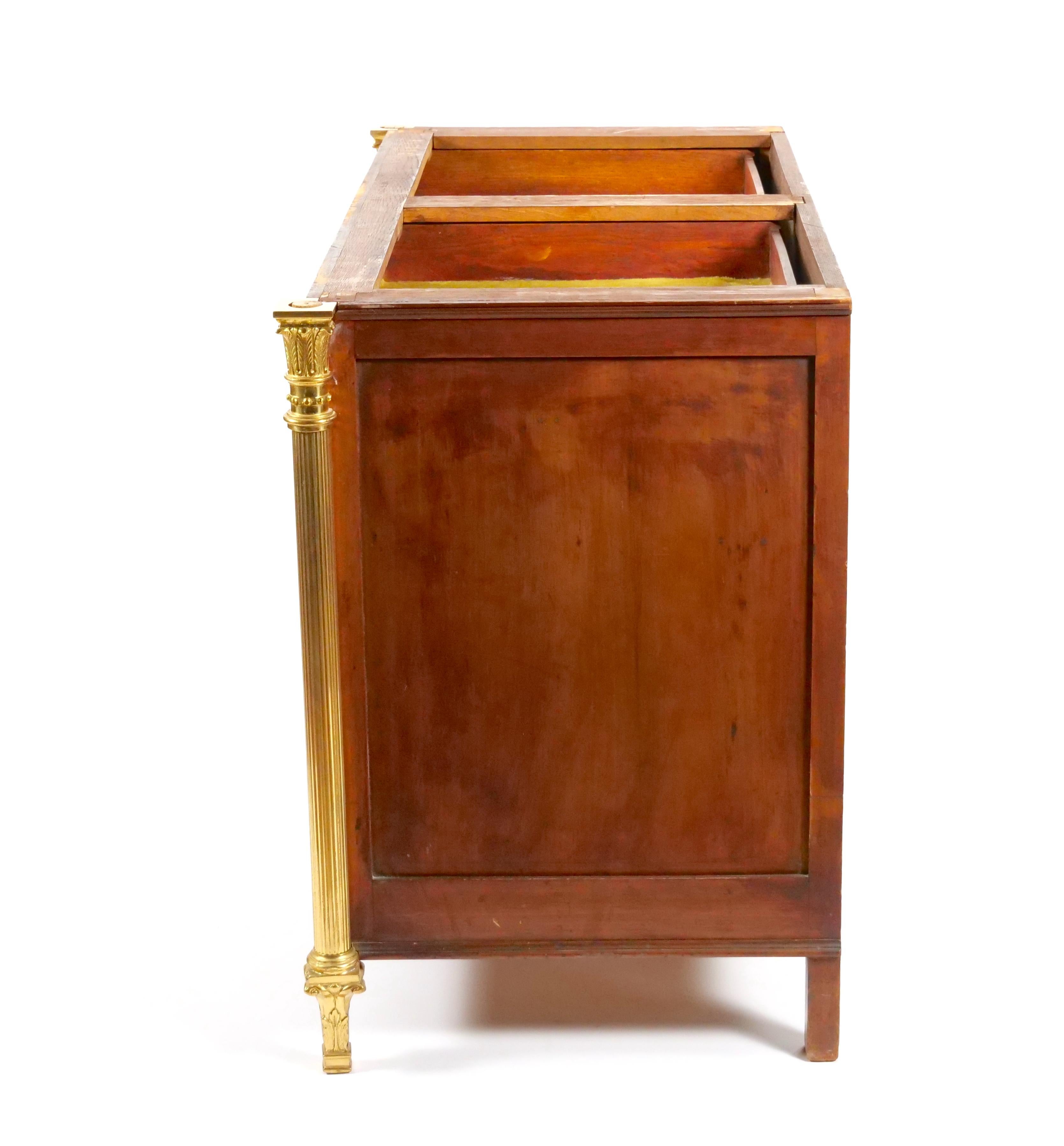 Commode / Server in mogano decorato con bronzo dorato dell'inizio del XIX secolo Luigi XVI in vendita 5