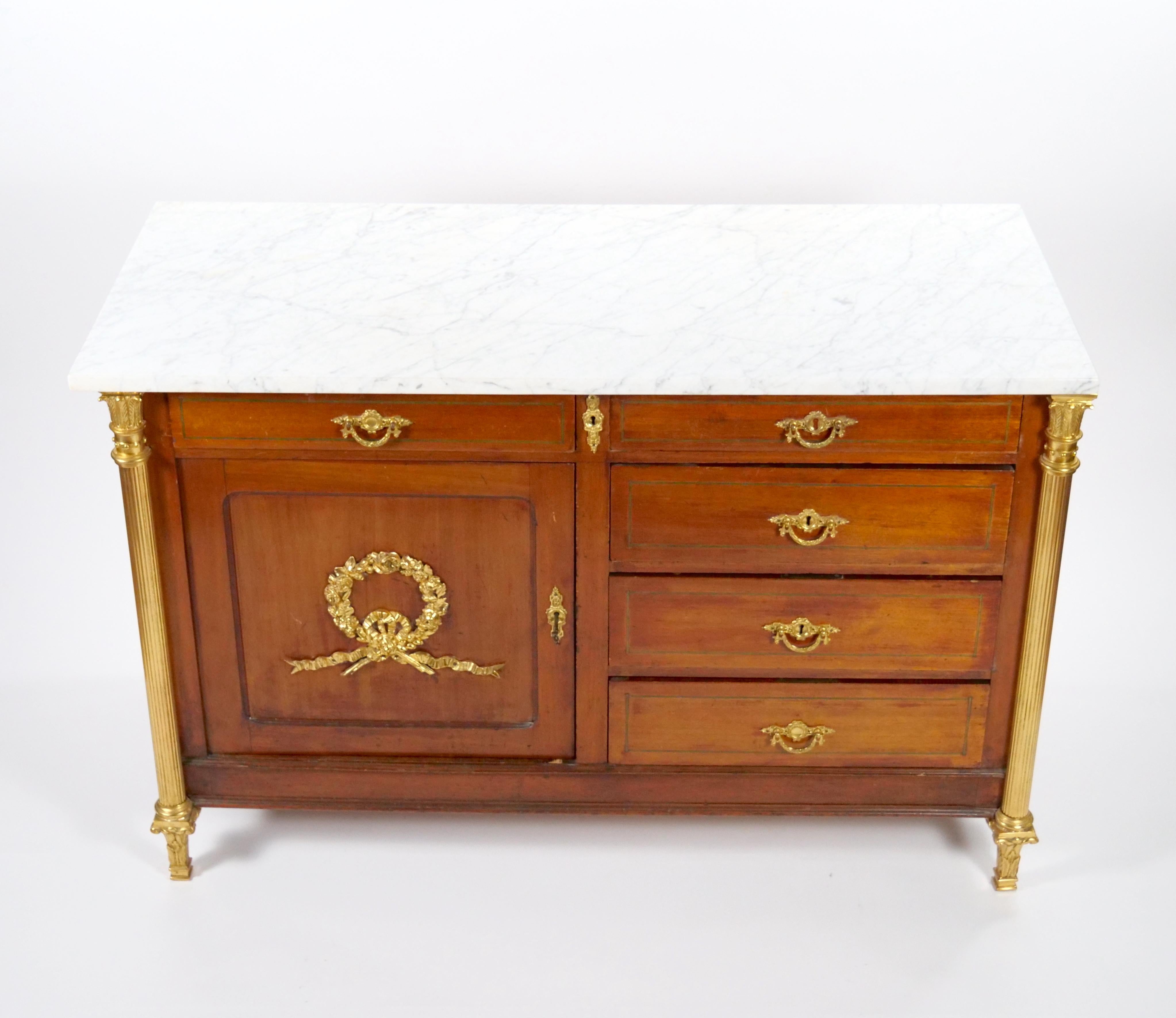 Commode / Server in mogano decorato con bronzo dorato dell'inizio del XIX secolo Luigi XVI in vendita 7