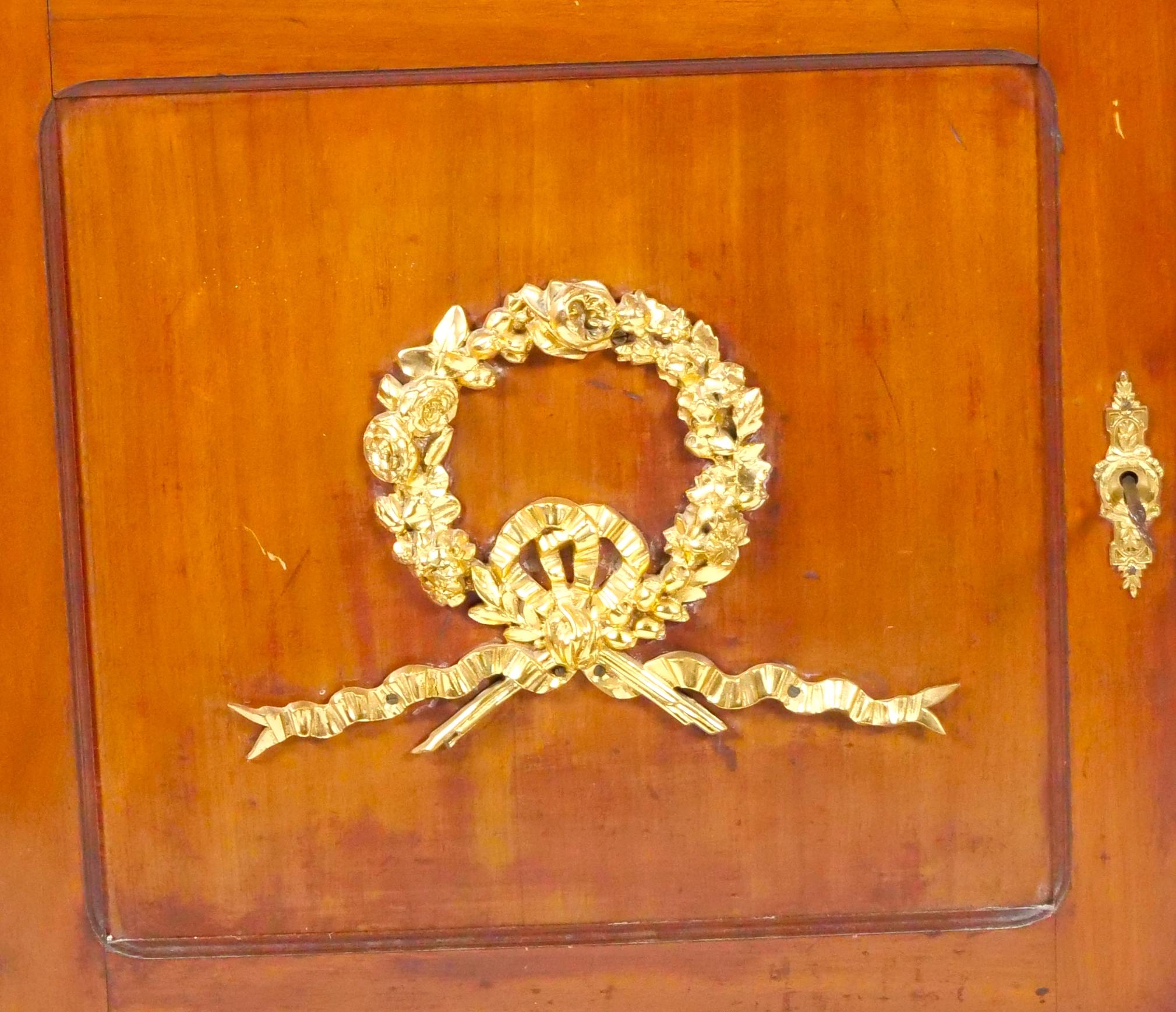 Commode / Server in mogano decorato con bronzo dorato dell'inizio del XIX secolo Luigi XVI in vendita 9