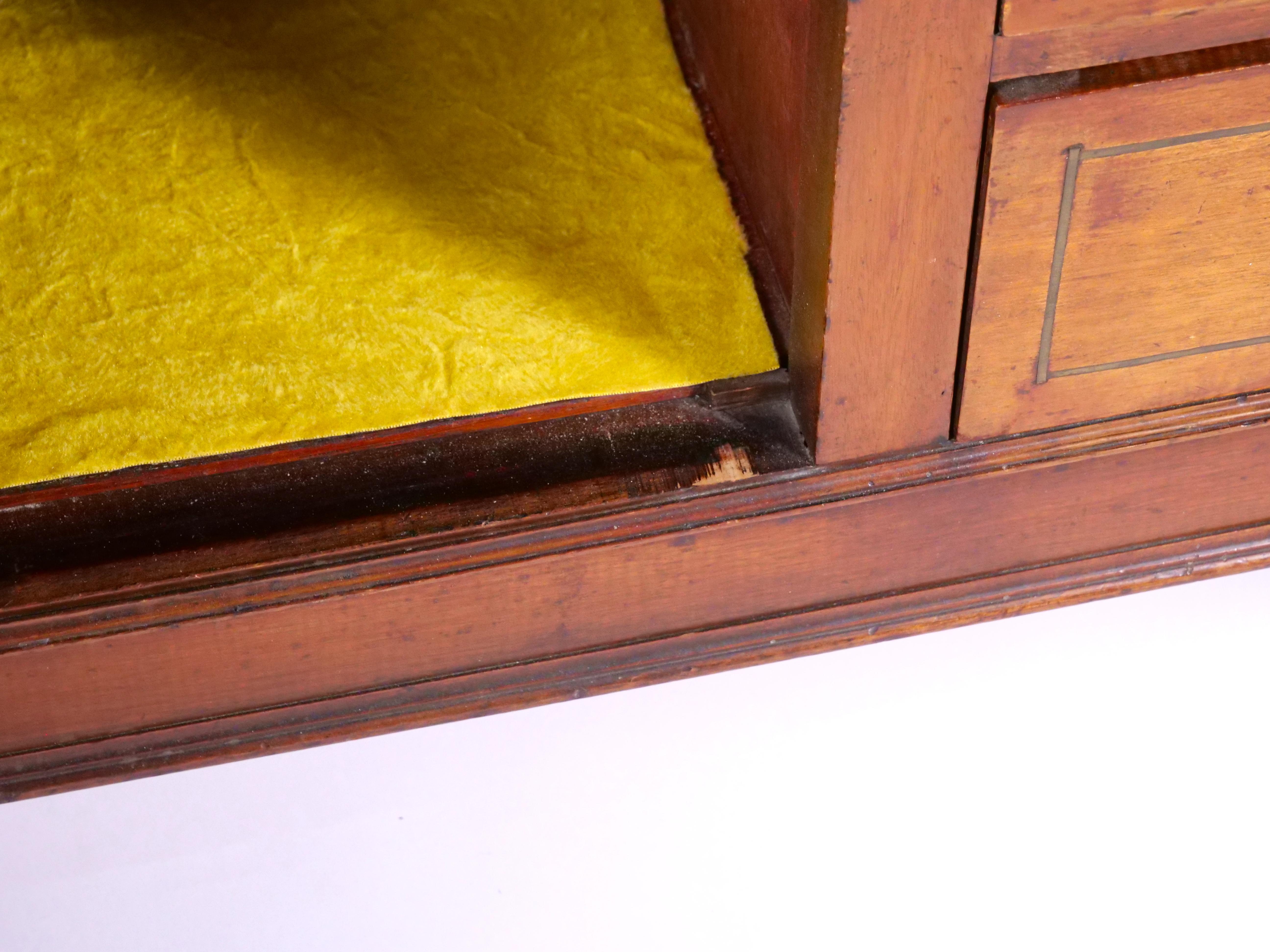 Commode / Server in mogano decorato con bronzo dorato dell'inizio del XIX secolo Luigi XVI in vendita 10