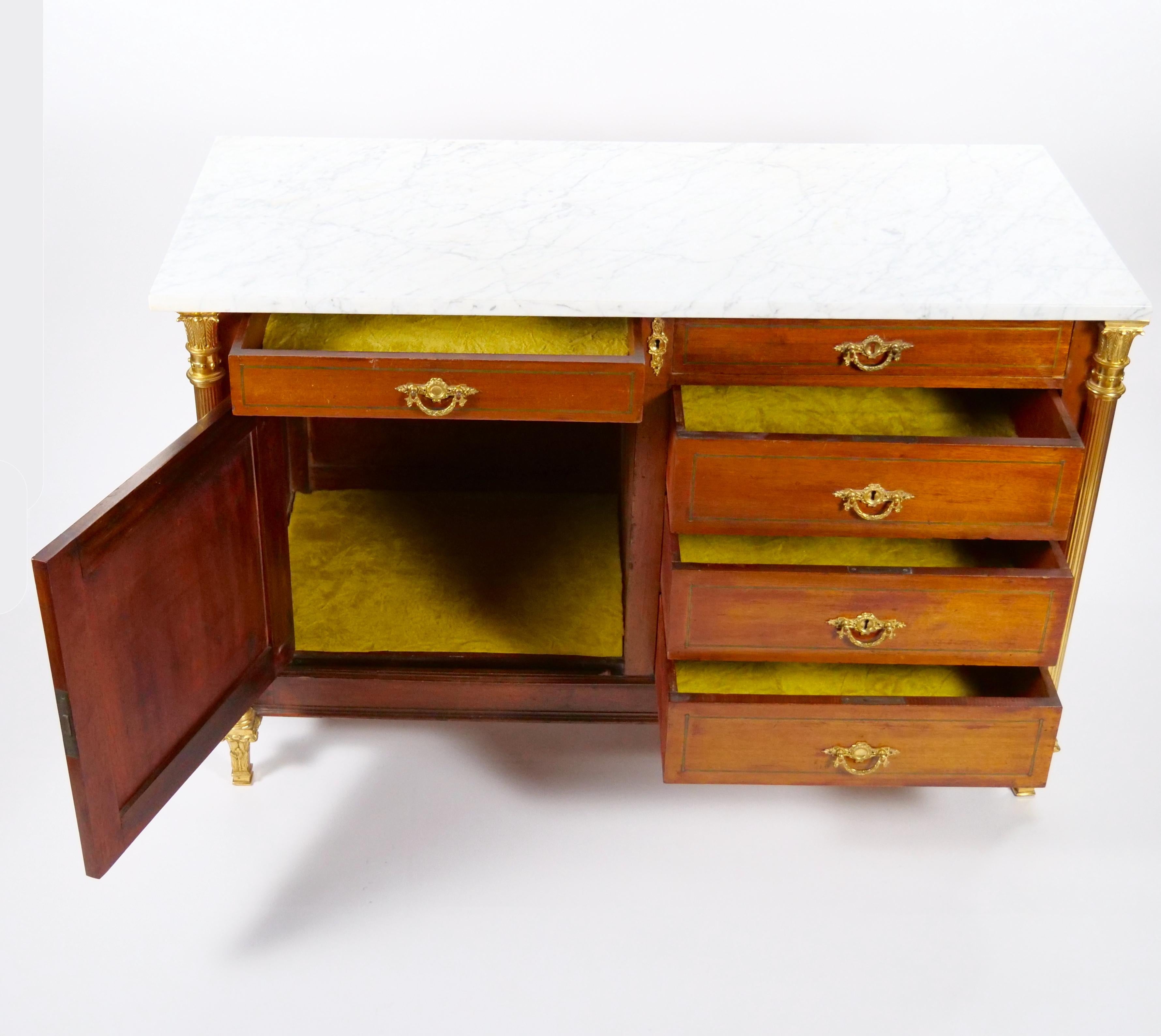 Commode / Server in mogano decorato con bronzo dorato dell'inizio del XIX secolo Luigi XVI in vendita 11