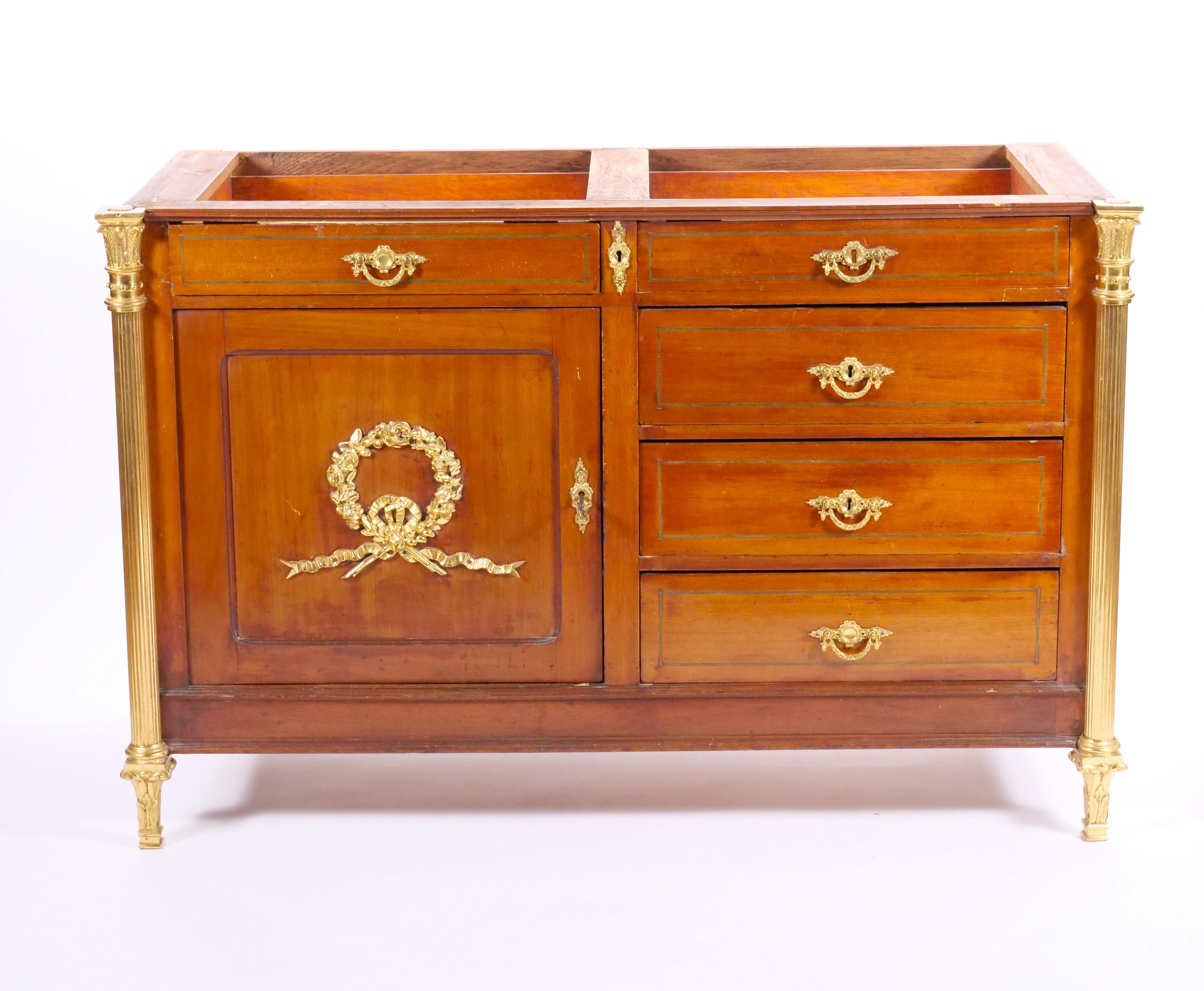 Questa eccezionale commode in stile Luigi XVI, realizzata in Francia intorno al 1820, incarna l'eleganza e la maestria degli inizi del XIX secolo. Progettato per stupire, questo pezzo presenta un'impressionante combinazione di ricco legno di mogano,