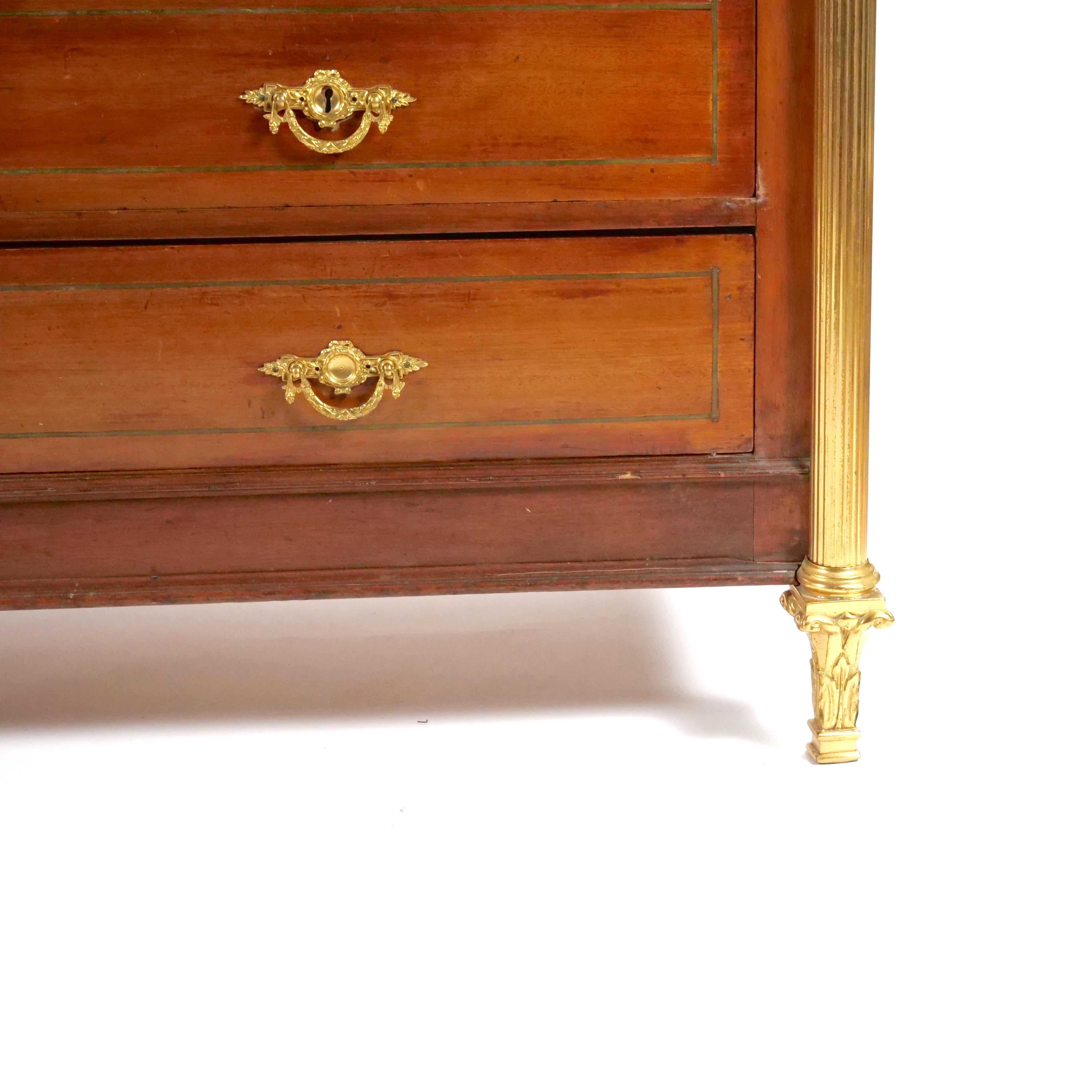 Intagliato a mano Commode / Server in mogano decorato con bronzo dorato dell'inizio del XIX secolo Luigi XVI in vendita