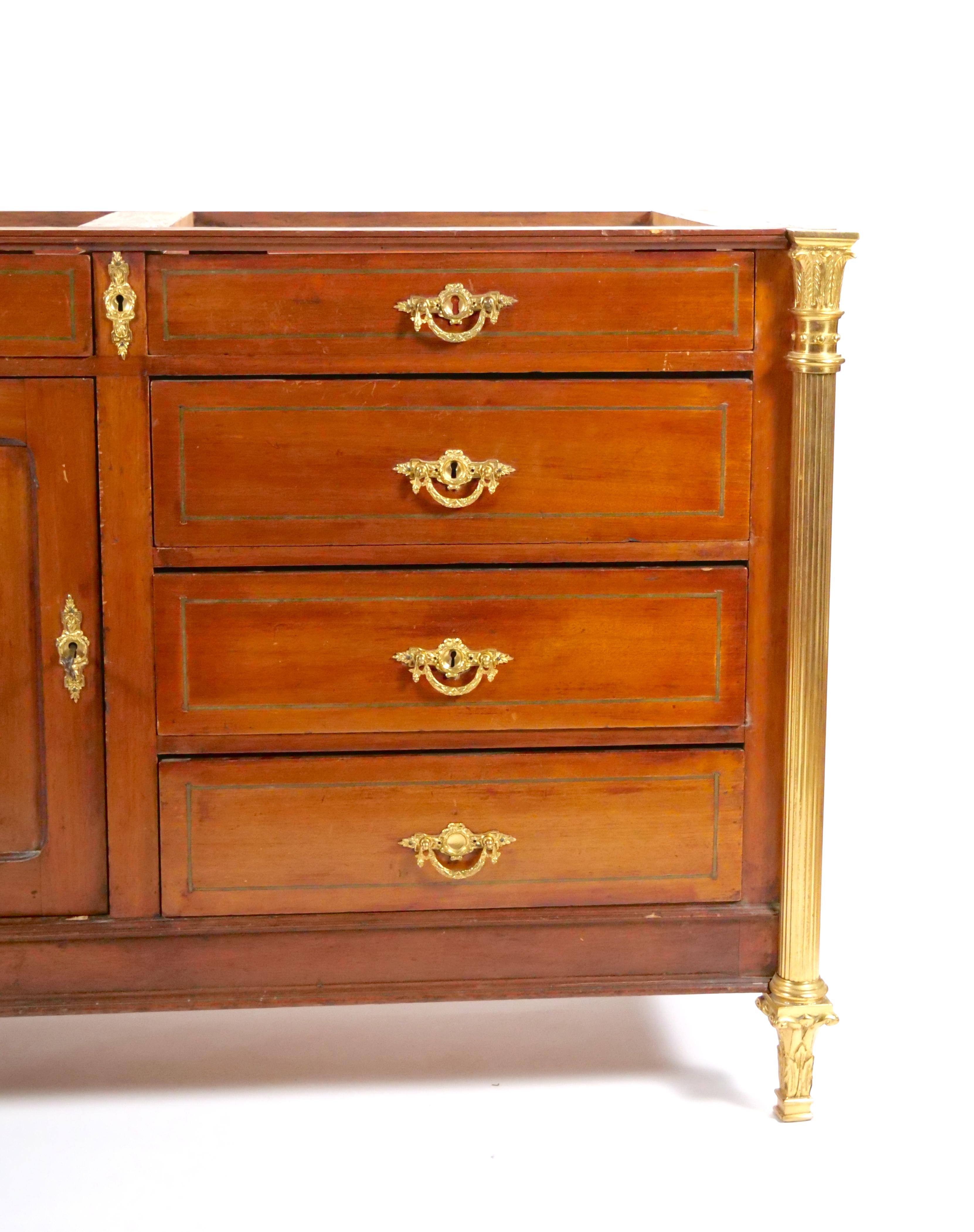 Commode / Server in mogano decorato con bronzo dorato dell'inizio del XIX secolo Luigi XVI In condizioni buone in vendita a Tarry Town, NY