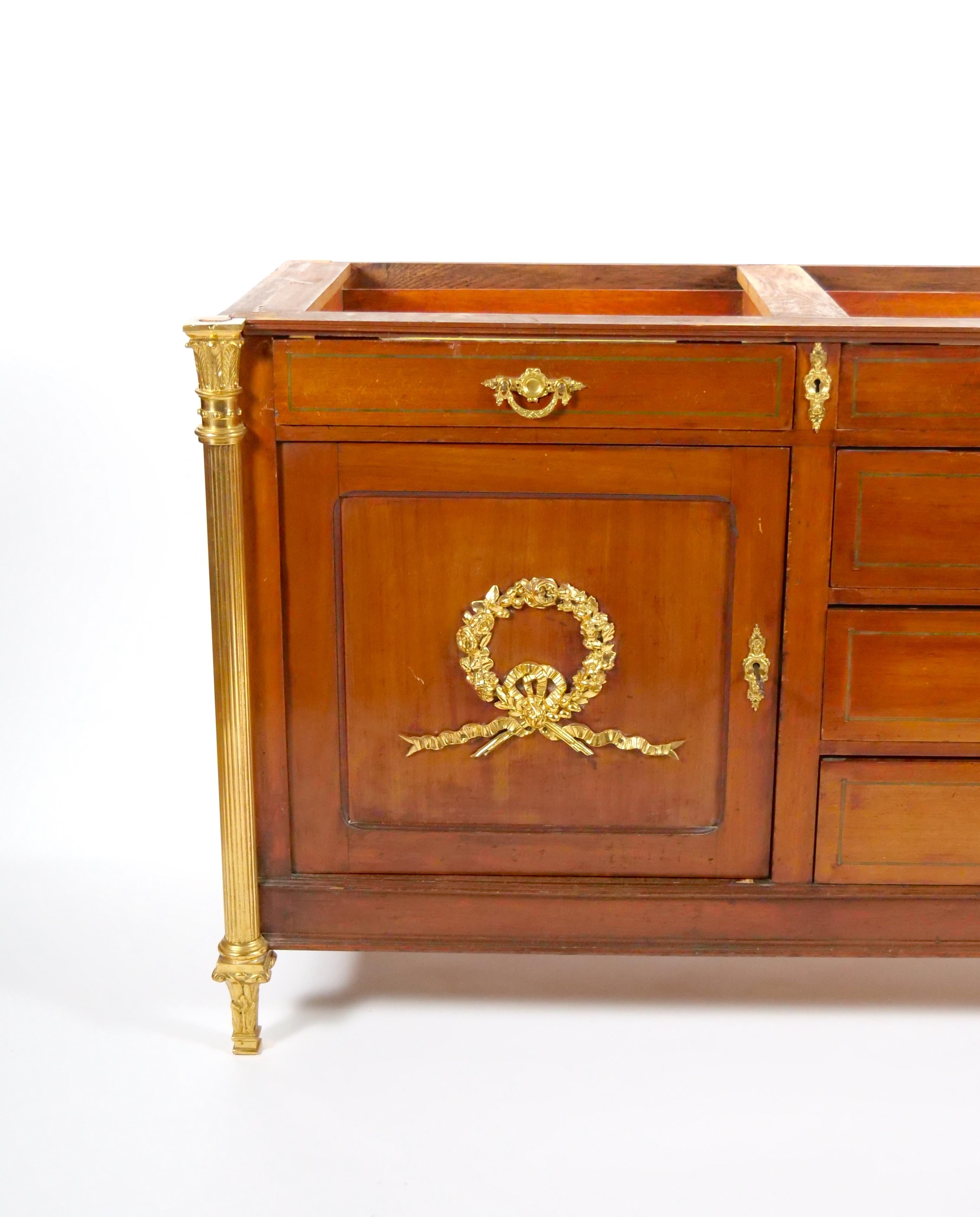 Inizio XIX secolo Commode / Server in mogano decorato con bronzo dorato dell'inizio del XIX secolo Luigi XVI in vendita