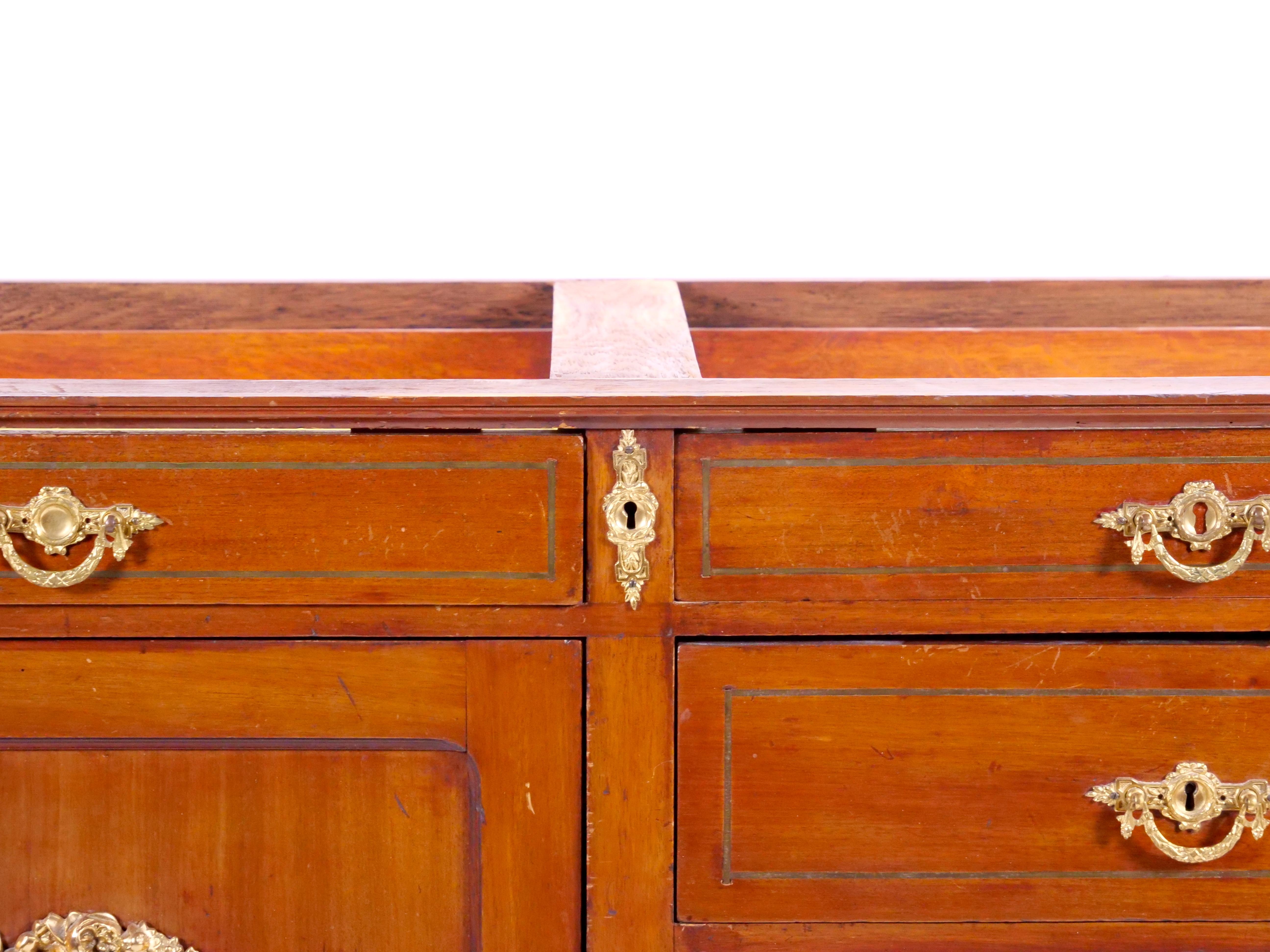Bronzo Commode / Server in mogano decorato con bronzo dorato dell'inizio del XIX secolo Luigi XVI in vendita