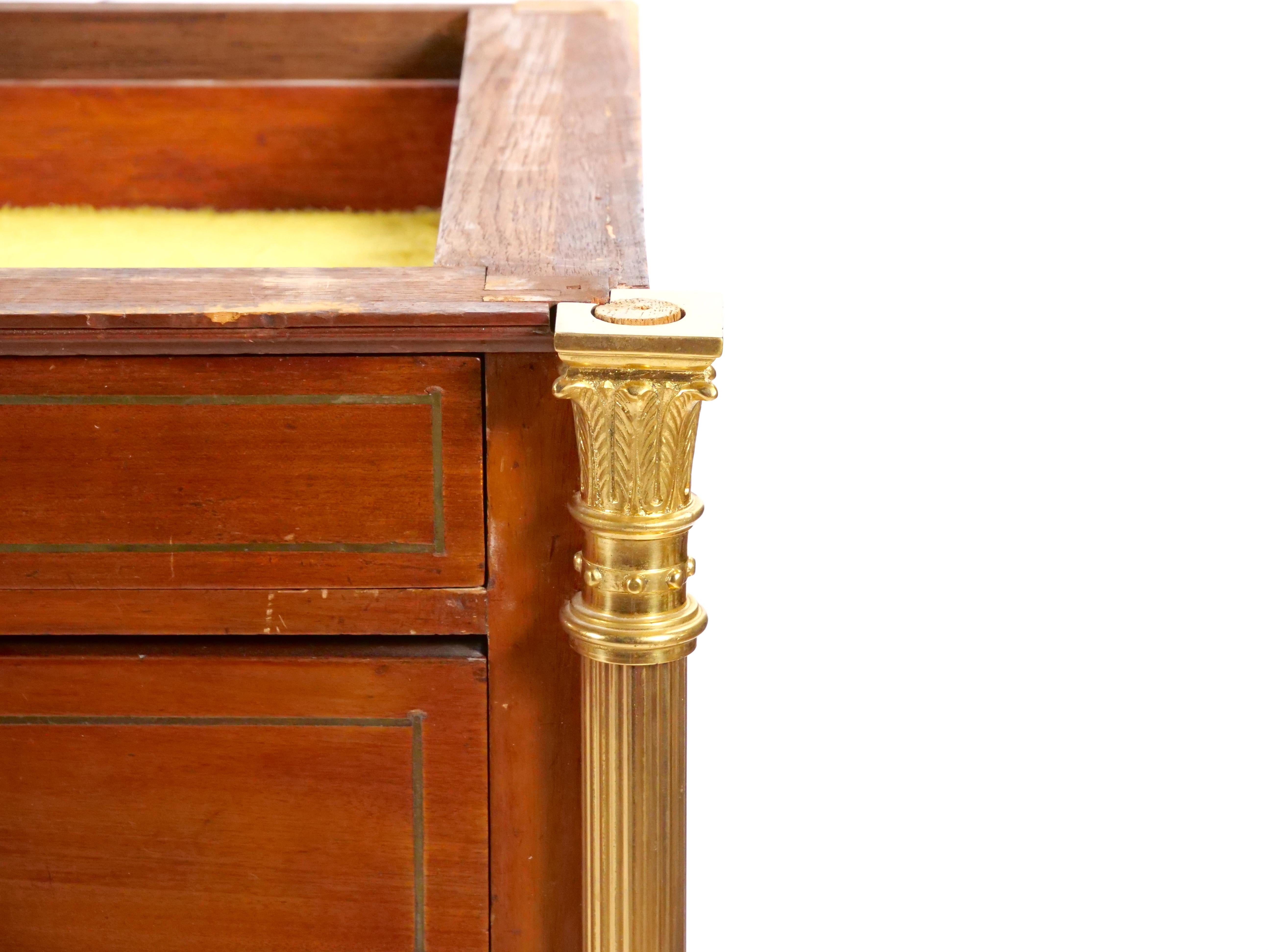 Commode / Server in mogano decorato con bronzo dorato dell'inizio del XIX secolo Luigi XVI in vendita 1