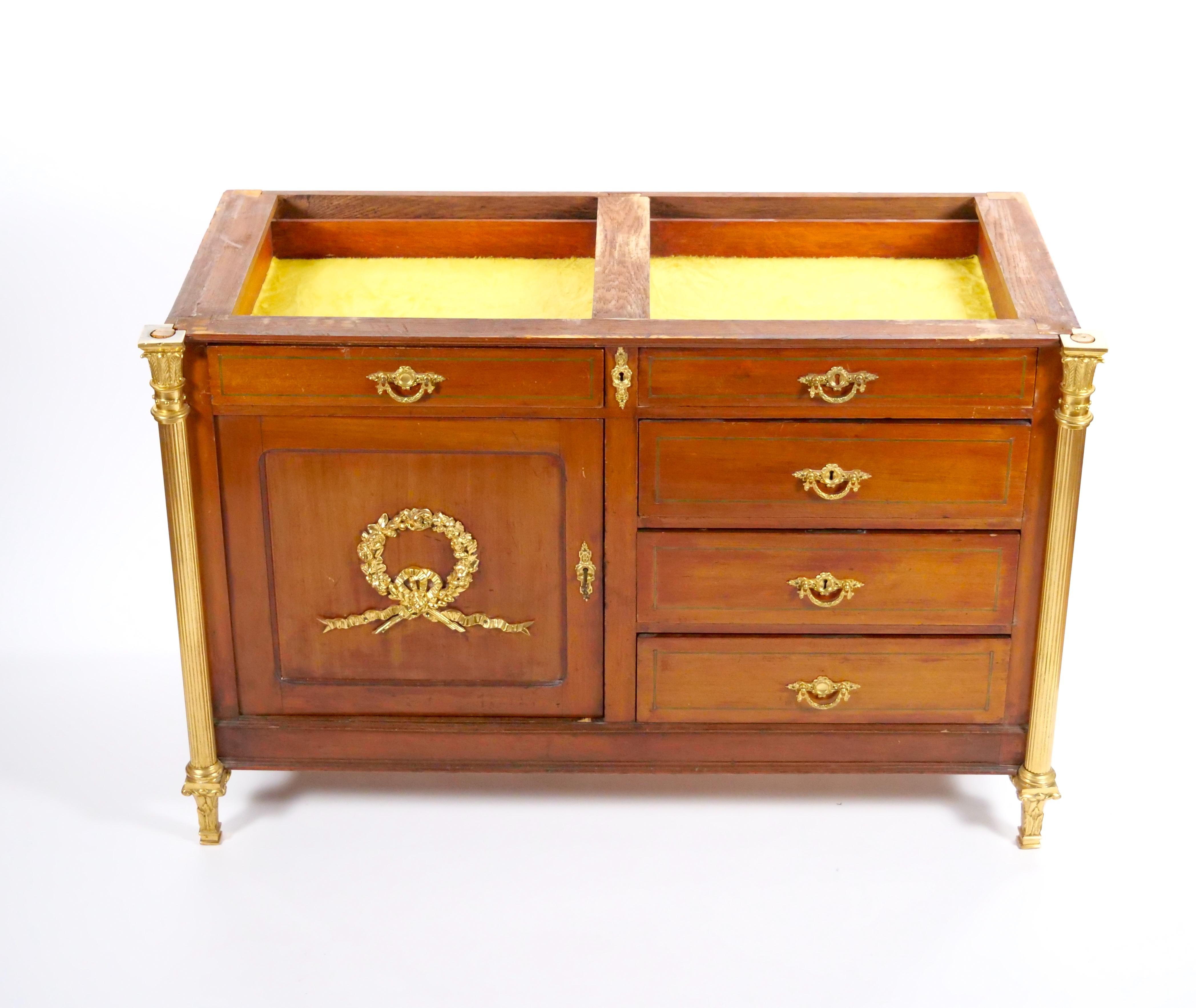 Commode / Server in mogano decorato con bronzo dorato dell'inizio del XIX secolo Luigi XVI in vendita 2