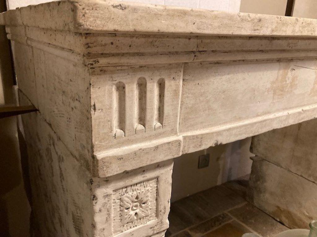 Early 19th Century Louis XVI Limestone Fireplace Mantel In Good Condition For Sale In Zedelgem, BE