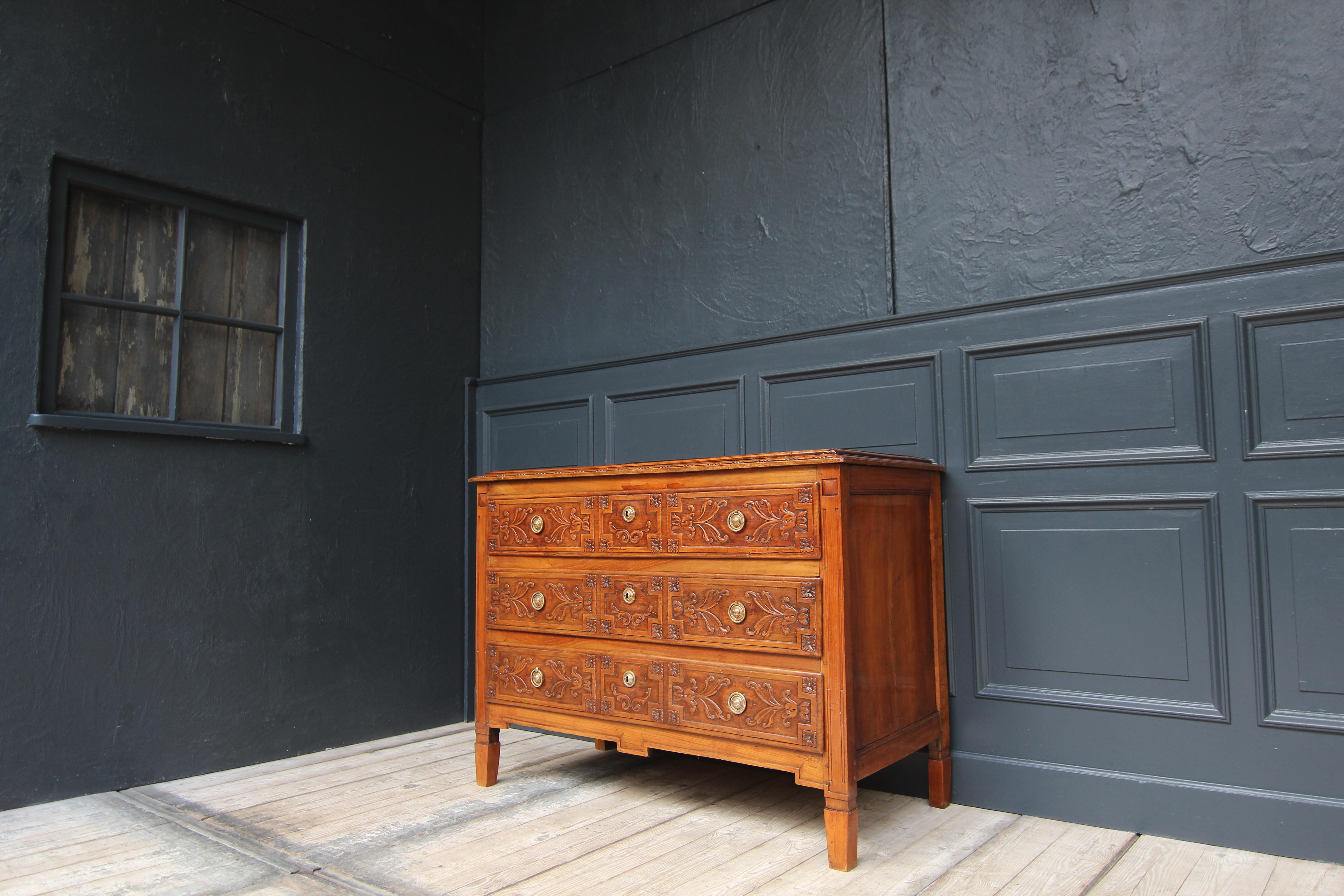 Early 19th Century Louis XVI Style Cherry Wood Chest of Drawers For Sale 4