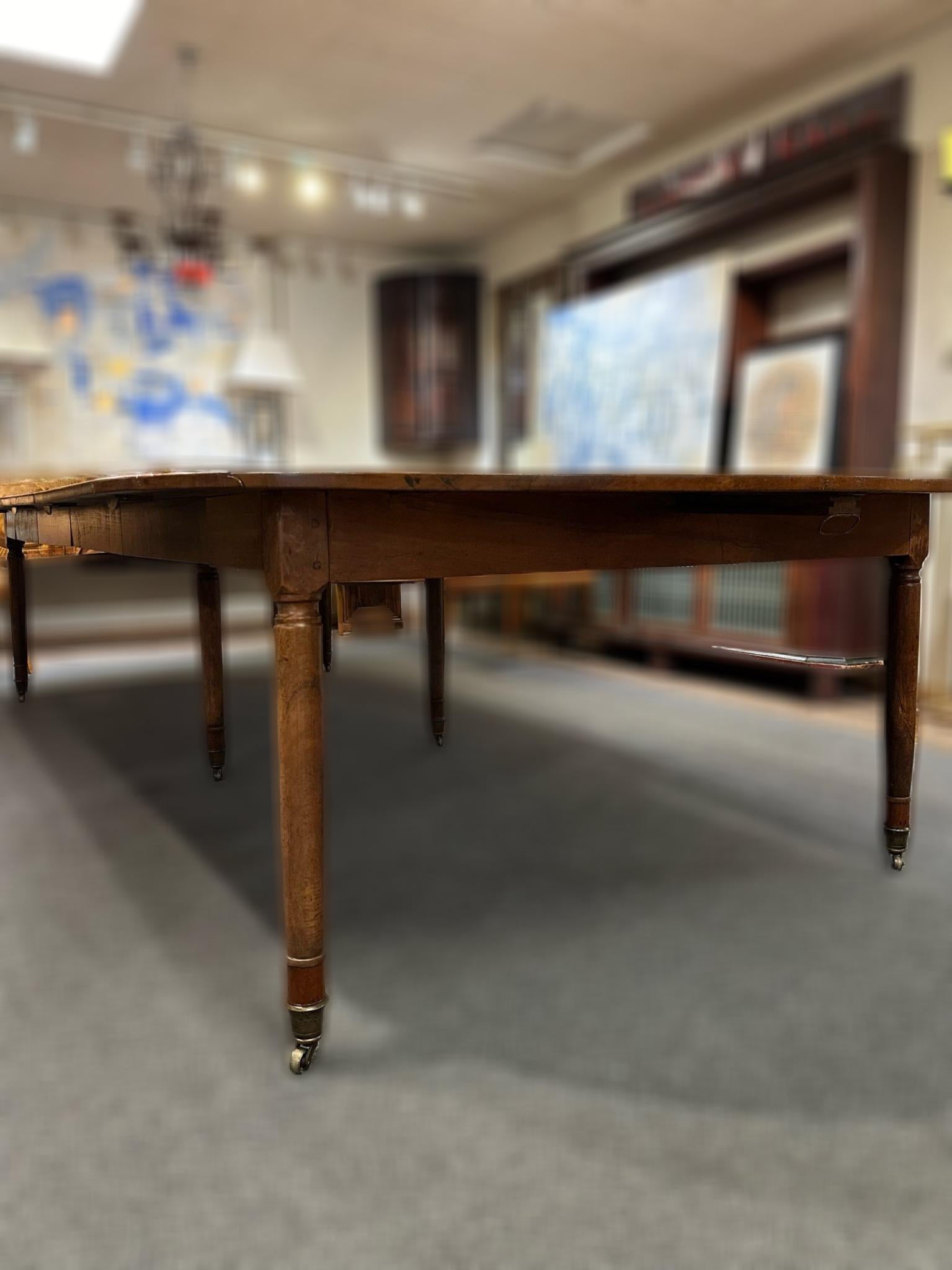 Early 19th century Louis XVI style French Provincial Extending Dining Table For Sale 1