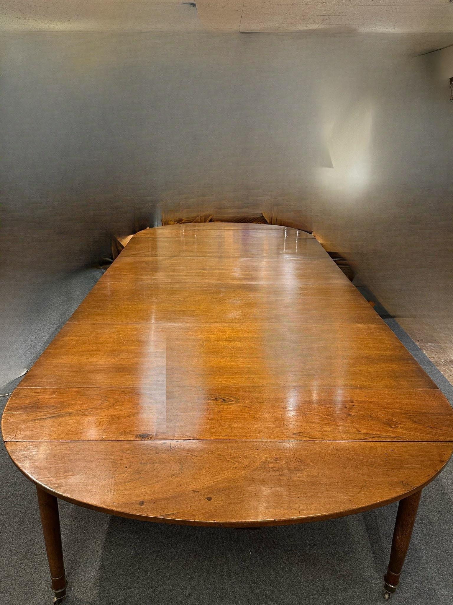 Noyer Table de salle à manger à rallonge de style Louis XVI français du début du 19e siècle en vente