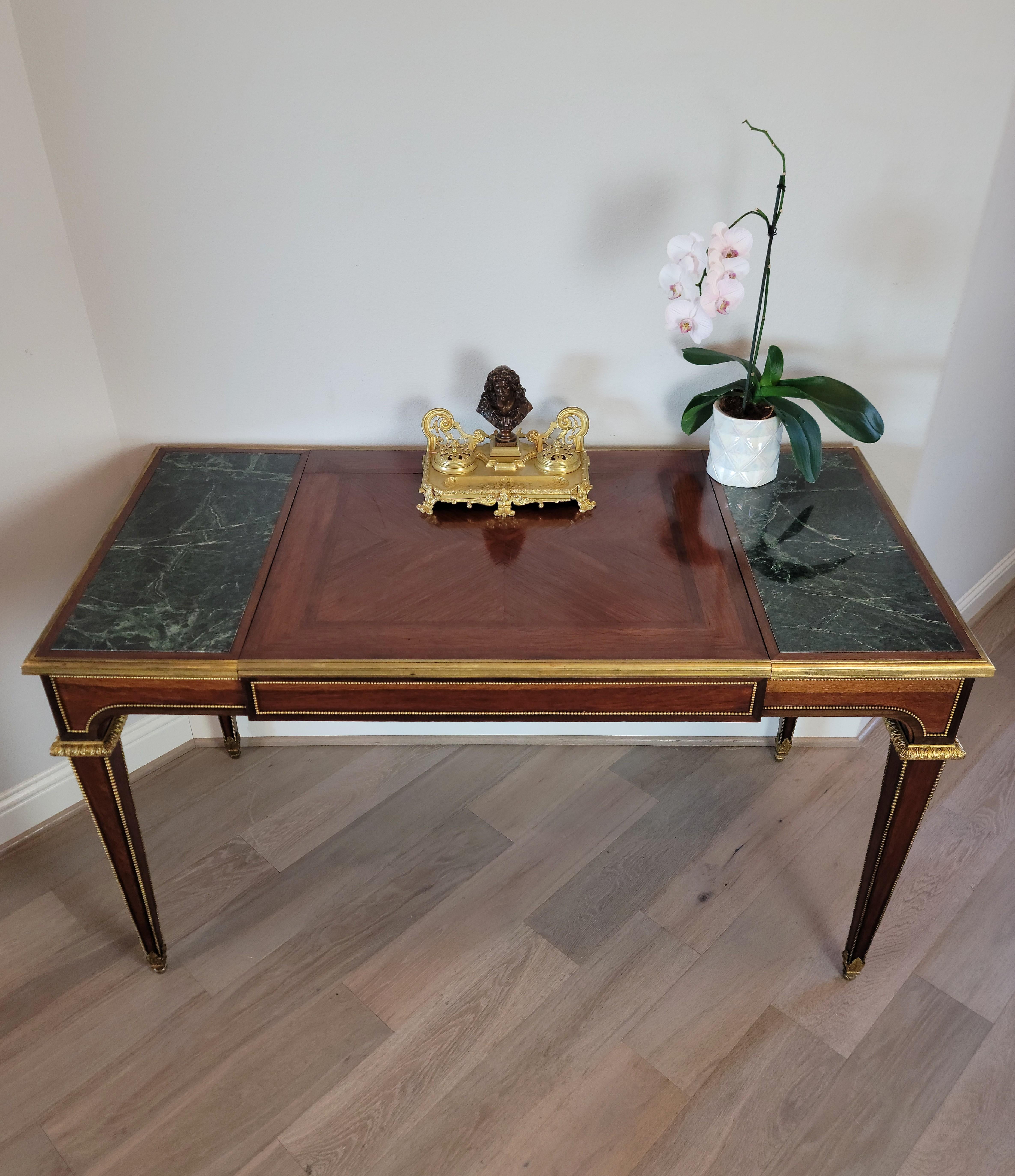 Raro y excepcional tocador/escritorio de caballero de gran tamaño, de caoba moteada, palisandro, mármol u ormolina, con espejo y tapa abatible (poudreuse coiffeuse de toilette d'homme), a la manera de Jean-Henri Riesener (1734-1806)

Finales del