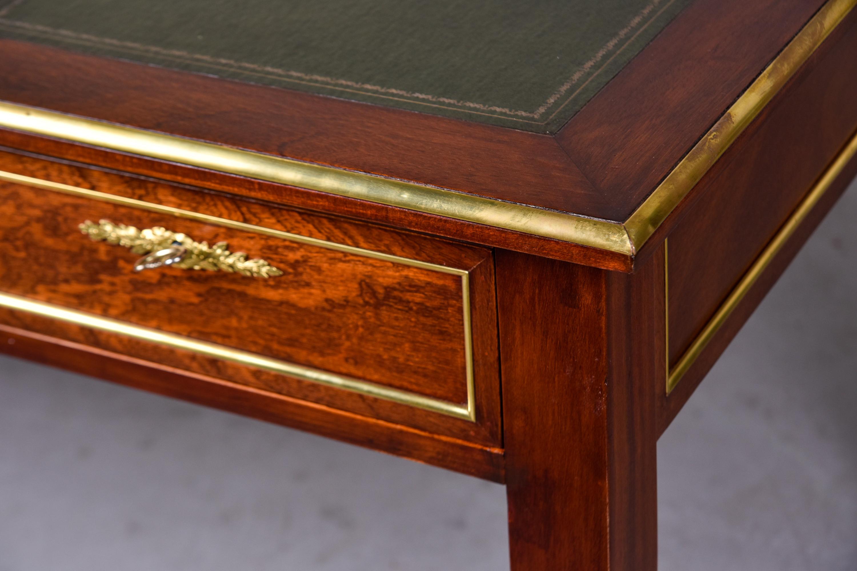Großer Mahagoni-Schreibtisch im Louis-XVI.-Stil des frühen 19. Jahrhunderts mit grüner Lederplatte (Französisch) im Angebot