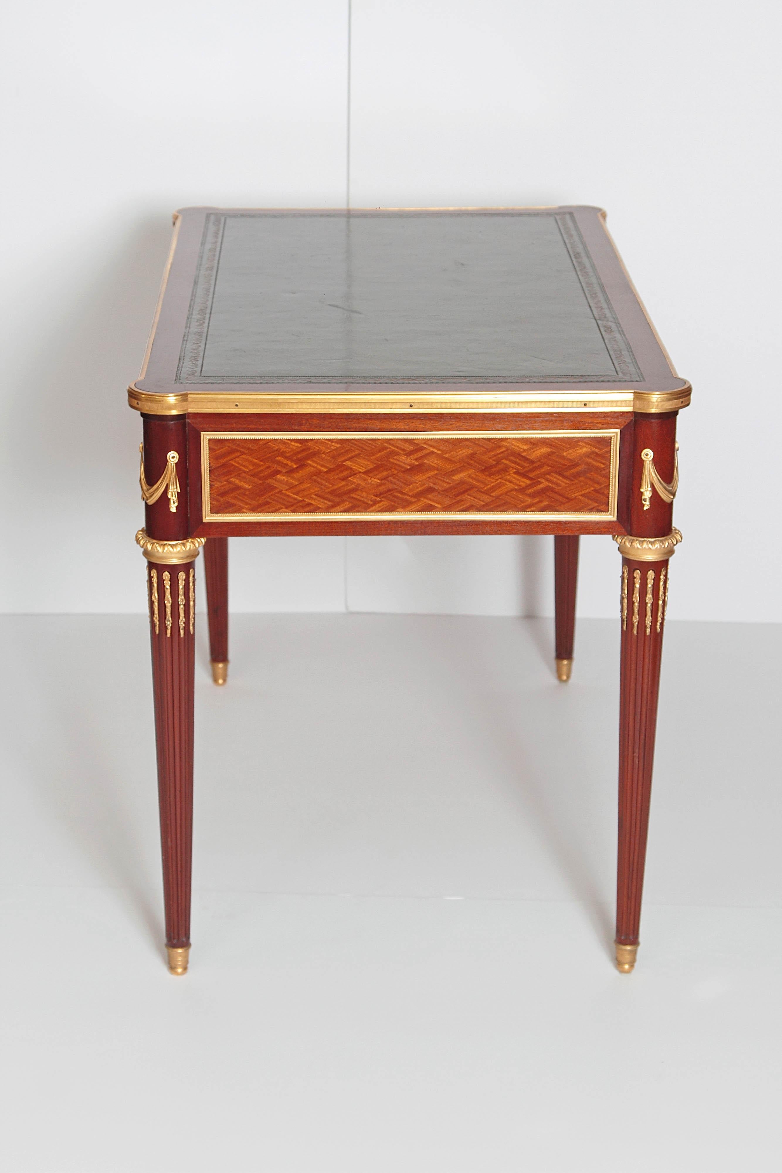 Early 19th Century Louis XVI Style Writing Table with Green Leather Top (Louis XVI.)